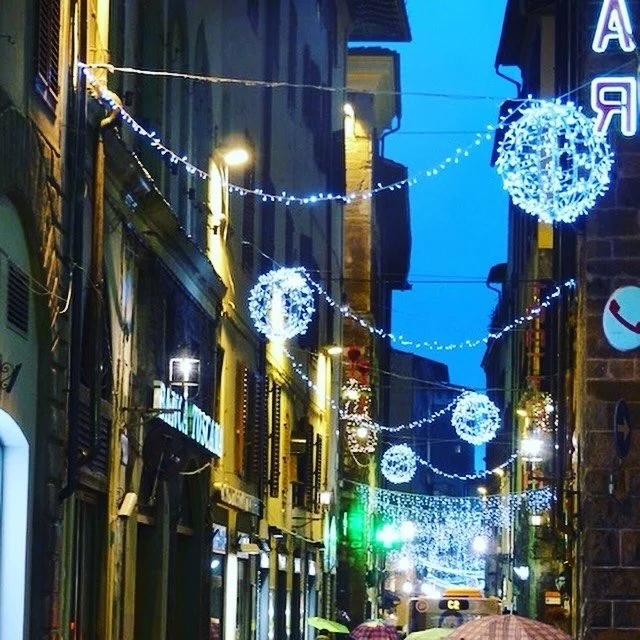 This year, skip the stress and borrow a page from Italy 🇮🇹 Celebrate on Christmas Eve, savor dinner, soak in the quiet glow, and let the season be more about meaning than perfection. Simple, joyful, beautifully Italian ✨ head to the link in my bio 