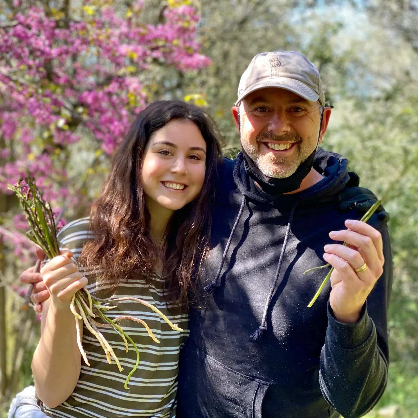 Flashback to gathering wild asparagus outside Spello 🌸 one of those flavors I miss!