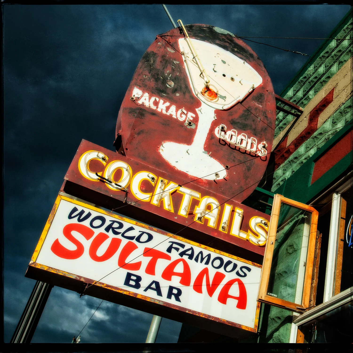 Cocktails - World Famous Sultana