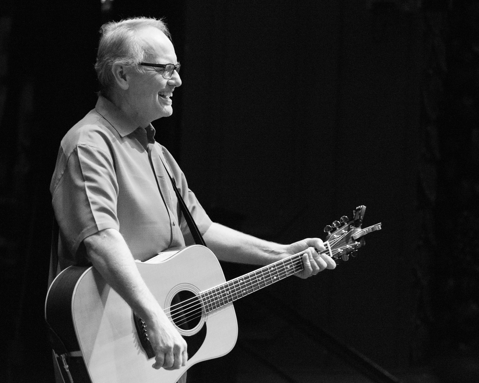 Woody Bomar strumming a roadie favorite.