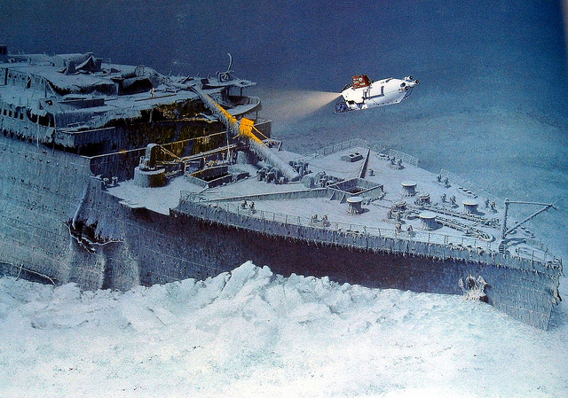 Photo: Alvin illuminates the fallen foremast of the Titanic wreck - Source: David Valenzuela's Flickr account - farm6.staticflickr.com