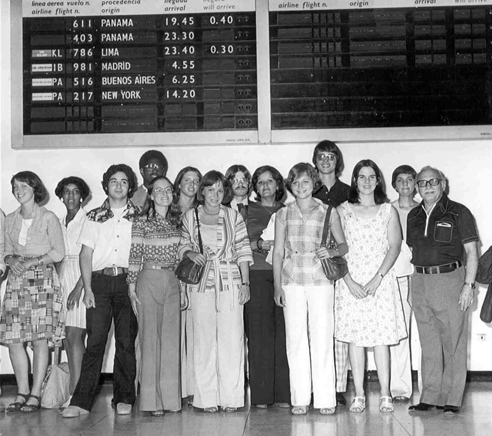 21ea0-groupatairport.jpg