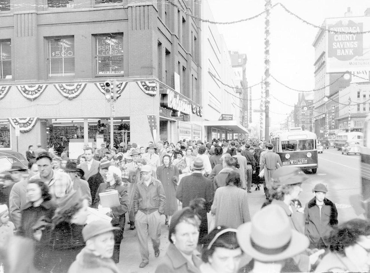 christmas-downtown----1952-9892ac5fbd072ea5.jpeg