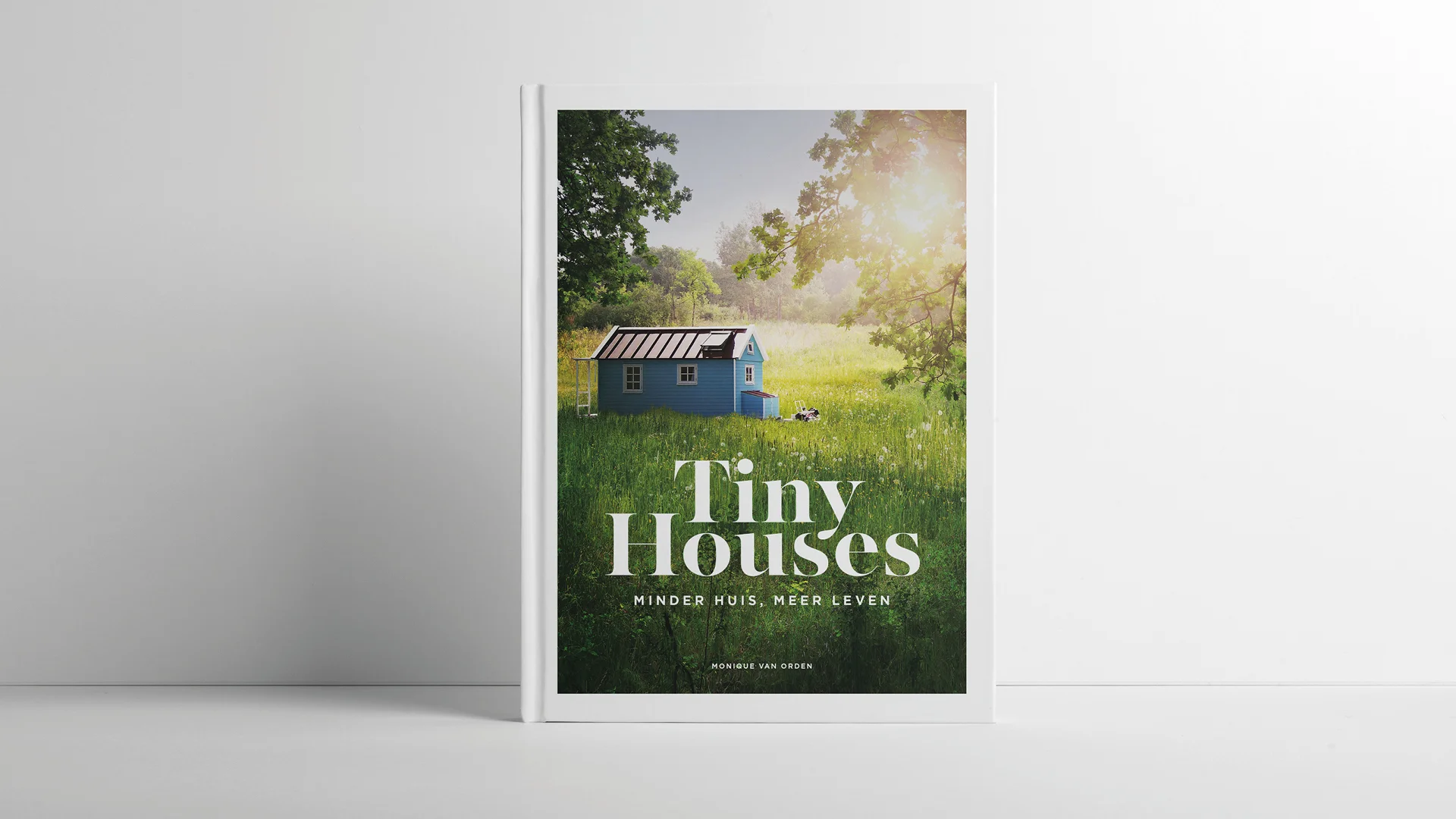 Kosmos publishers // Less house, more life. In this book you can see and read about various Tiny Houses in the Netherlands and in Belgium. More and more people want to live their life differently. A tiny house is a beautiful and cleverly designed, often sustainably built house that is much cheaper than a traditional house. Bluemonque designed this beautifully inspiration book that provides insight into the tiny house movement. People from various tiny houses in the Netherlands and Belgium shared their experiences and give their best tips & tricks for living on the square meter. Design and photography by Bluemonque.