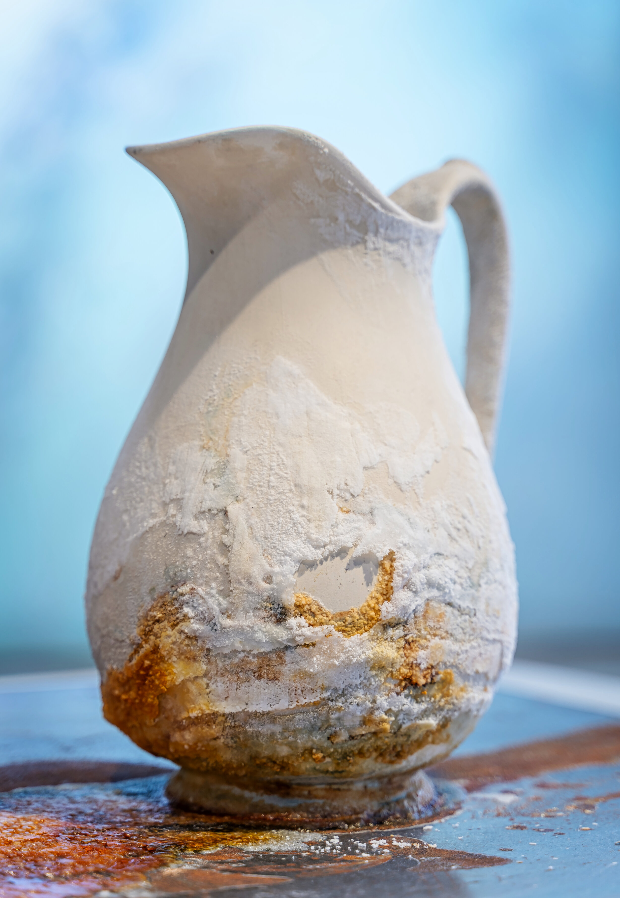  Xan Shian, To make distance visible (salt), 2019, (found objects) steel sheet, ceramic jug and bowl filled with seawater, continuous process, salt residue. 