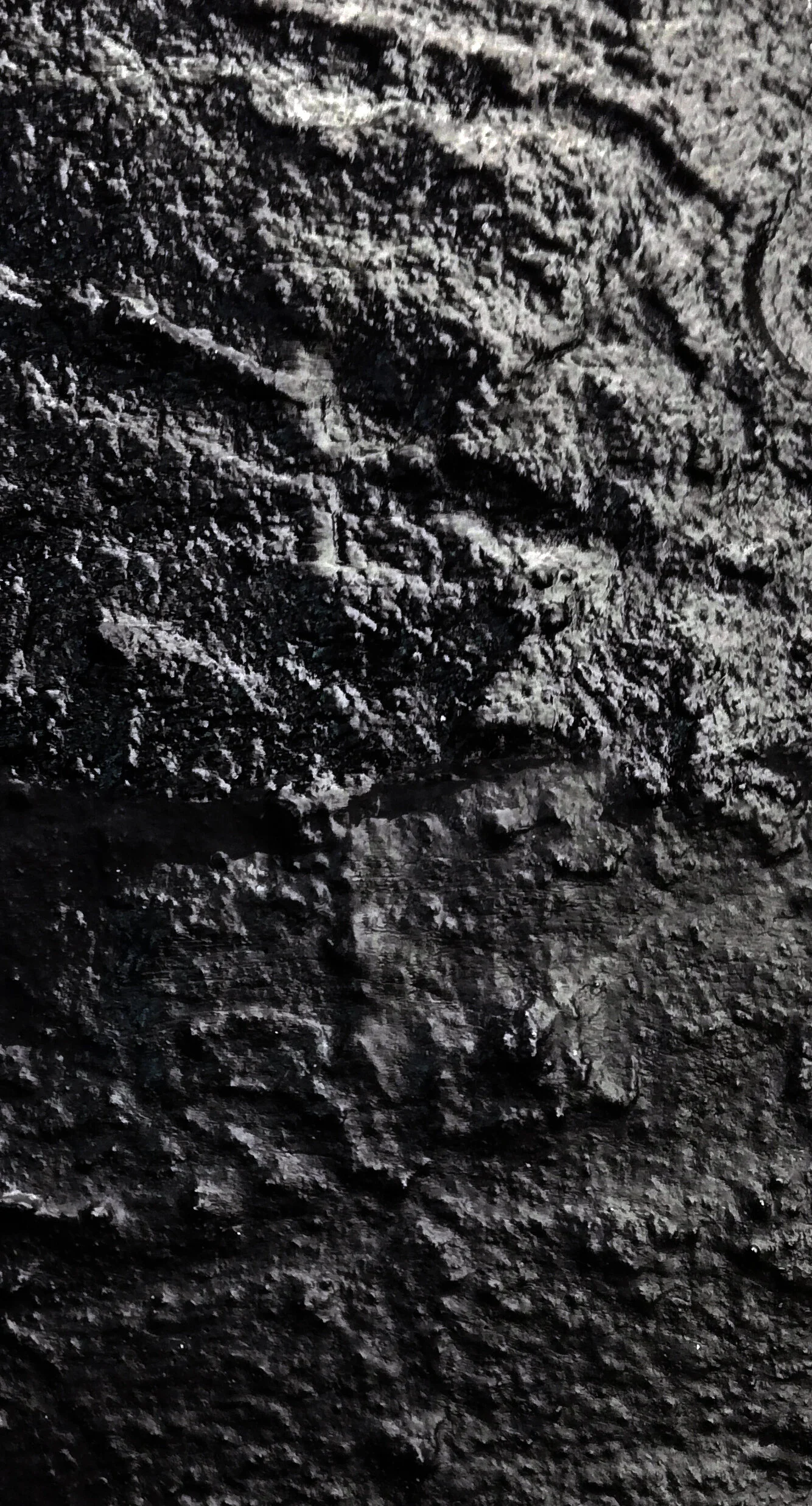 A detail of the deep black disk of "Wall" and "Suspension" versions