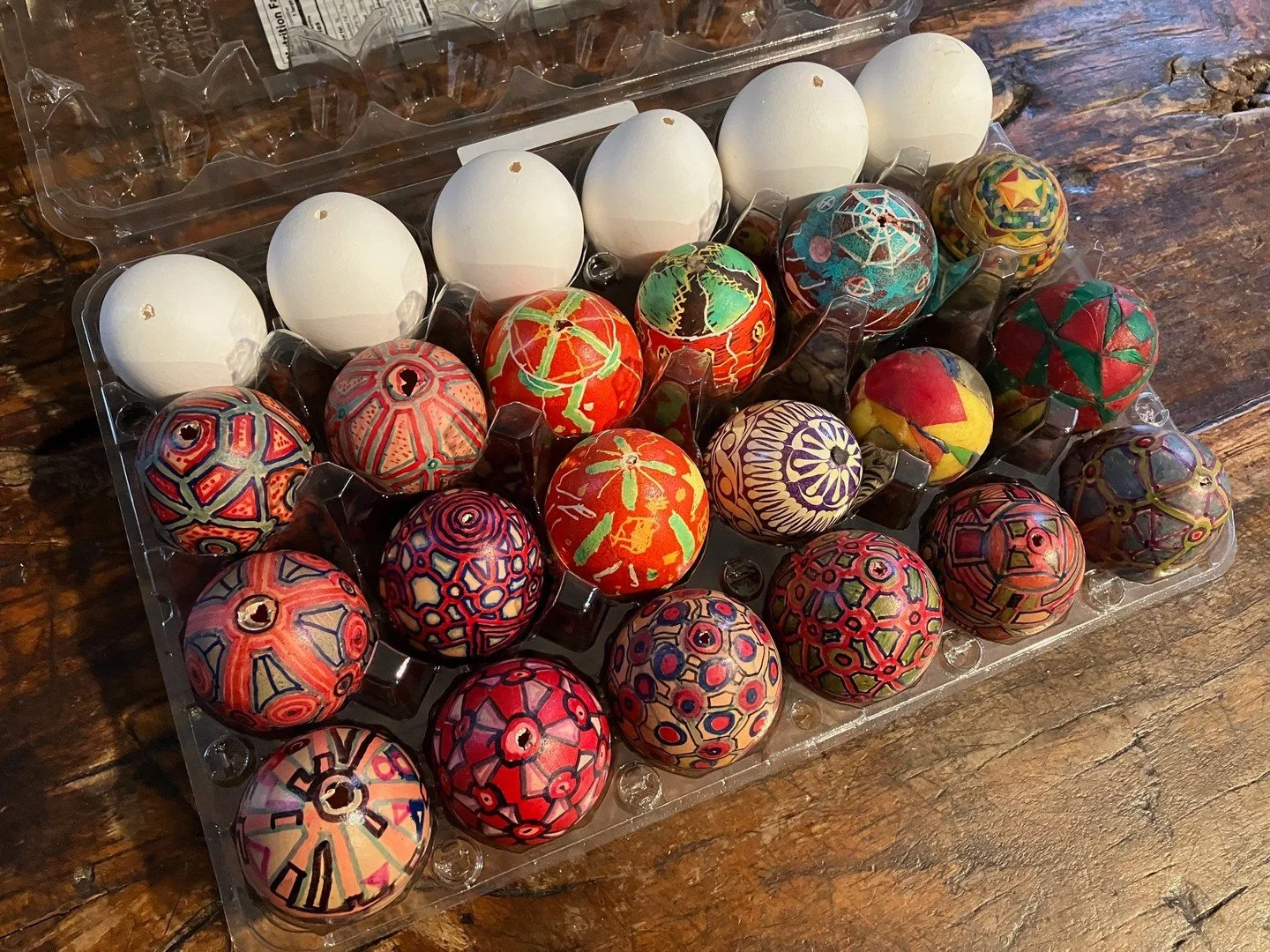 KLG member Tom Edwards will be in the gallery decorating eggs on Easter Sunday, 12-5. Stop by and check it out!⁠
⁠
#happyeaster #egghunt