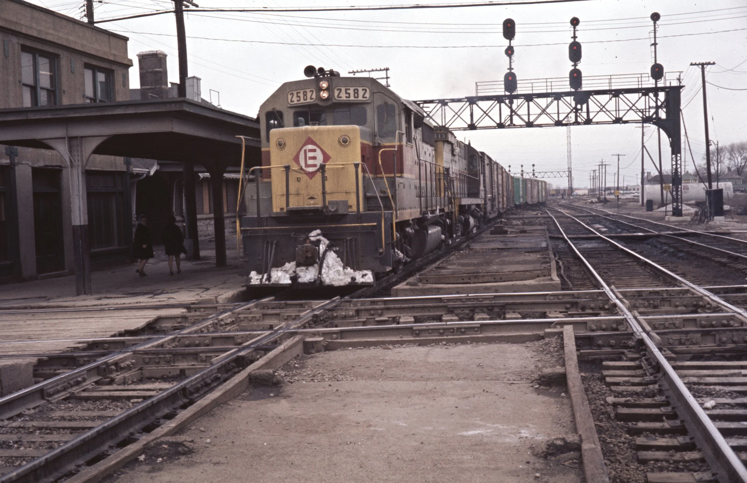 EL 2582 EB at Marion OH Feb 1972 - Richard E Jacobs, ELRRHS Coll