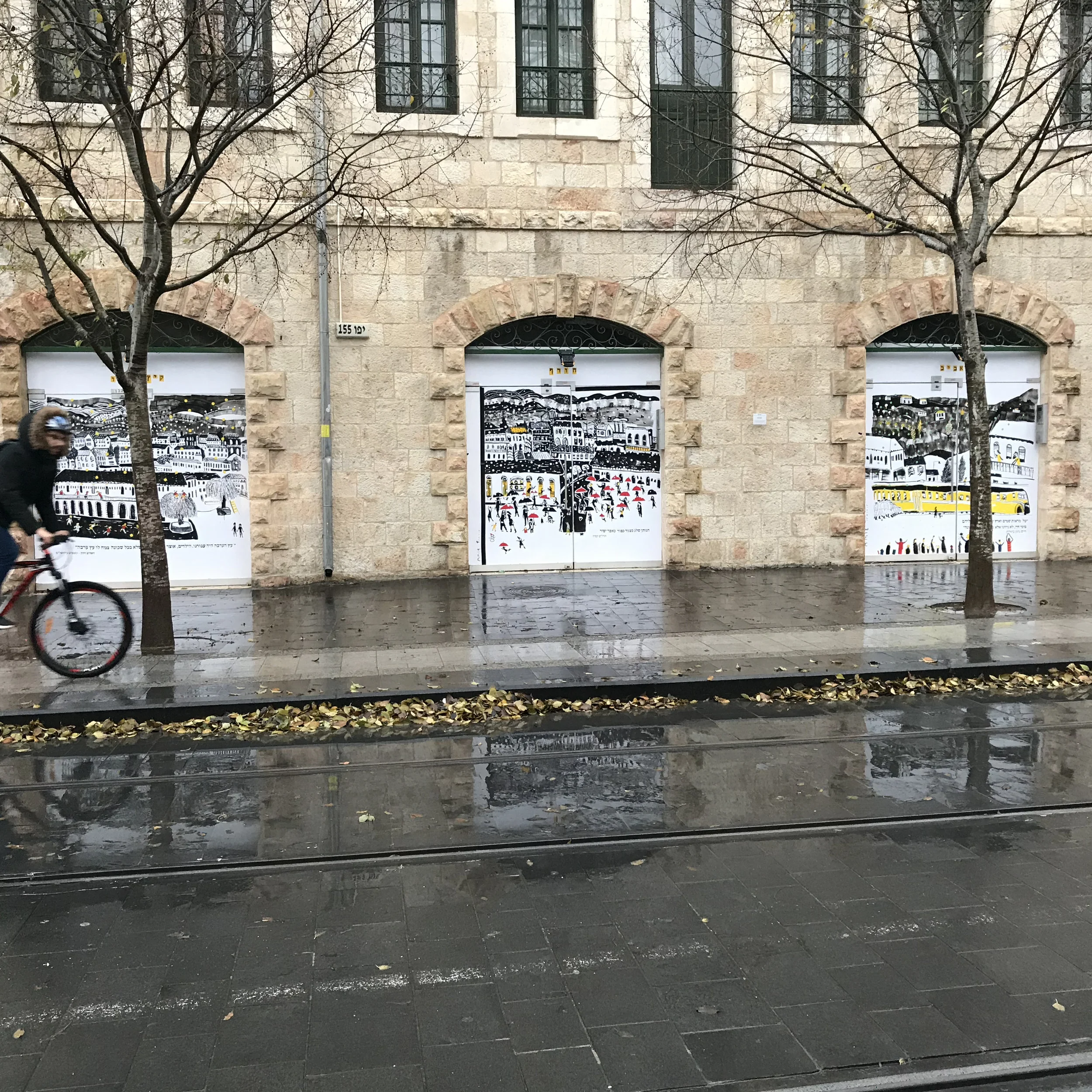 ART BNB JERUSALEM In december 2018 i was asked to take part in Art BnB Jerusalem, an international project which took place in the main streets of the city. I chose to make murales on the windows of the Saidoff building on 155 Jaffa street. Each window refers to different seasons ( summer and full are combined. The murales were made using acrylic paint with a touches of color added by means of adhesive tape and stickers. — ״חורף קיץ סתיו אביב - בית סיידוף״ סדרת ציורי קיר המתארים זכרונות מבית סיידוף, ירושלים לפי עונות השנה. הפרויקט נעשה בשיתוף עם גלריית ביתא, ומוצג ברחוב יפו 155 על קירותיו של בית סיידוף עצמו