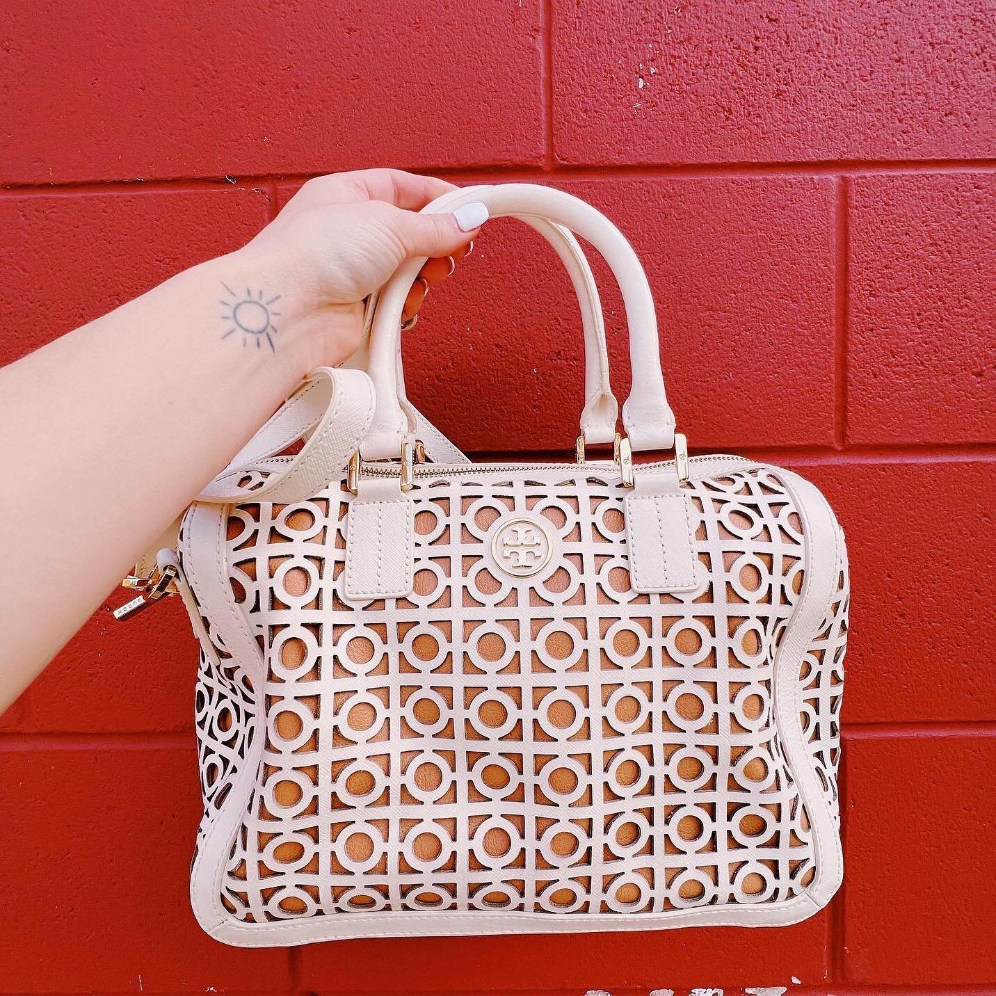 This gorgeous Kelsey Perforated Tory Burch bag is a must have!! 😍💕Available at @greenestreetgateway for $200.95
⠀⠀⠀⠀⠀⠀⠀⠀⠀
Call or email our Gateway team for availability
📞484-367-7412
📧gateway@greenestreet.com
⠀⠀⠀⠀⠀⠀⠀⠀⠀
#greenestreetgateway #wayn