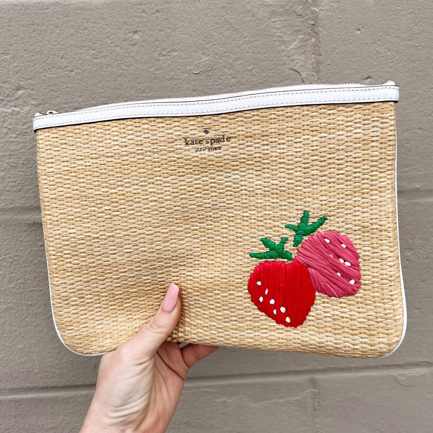 🍓The cutest summer clutch by Kate Spade!🍓 Available at @greenestreetchestnuthill for $34.95
⠀⠀⠀⠀⠀⠀⠀⠀⠀
For inquiries call or email us!
📞267-331-6725
📧chestnuthill@greenestreet.com