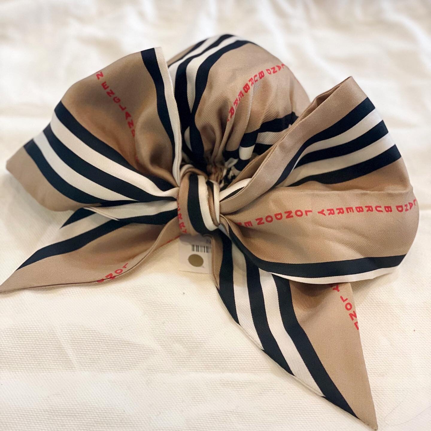 ❤️Burberry❤️ New in at @greenestreetredbank this cute Burberry scrunchy! Available for $100.95
⠀⠀⠀⠀⠀⠀⠀⠀⠀
For inquiries call or email us!
📞732-268-7913
📧redbank@greenestreet.com