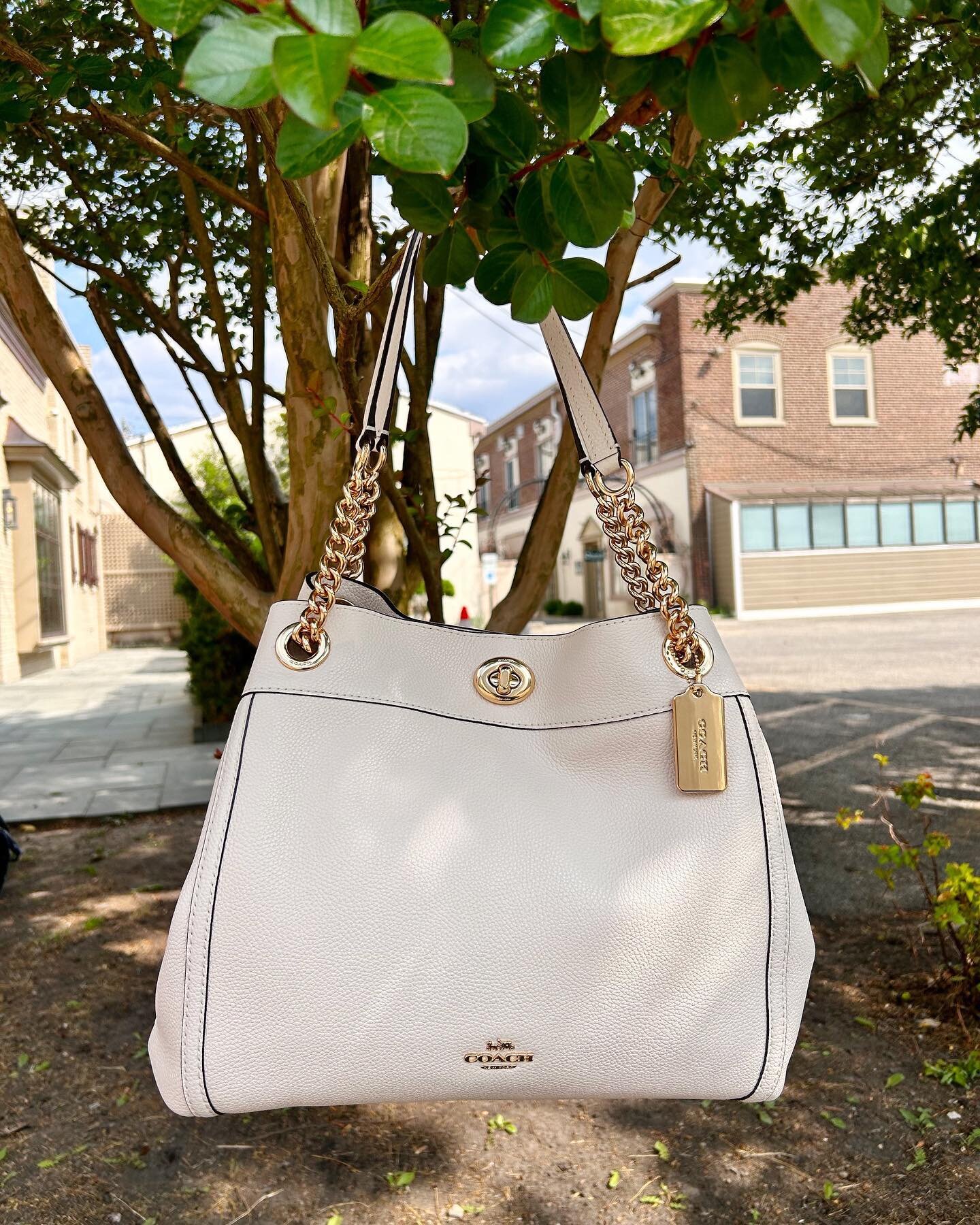 Swing by to our store to shop this gorgeous Coach leather turnlock chain bag!!🙌🤩

Just in time for the summer!🤭☀️

@greenestreetchestnuthill is not affiliated with the brands we sell. All copyrights remain with the property of the brand.