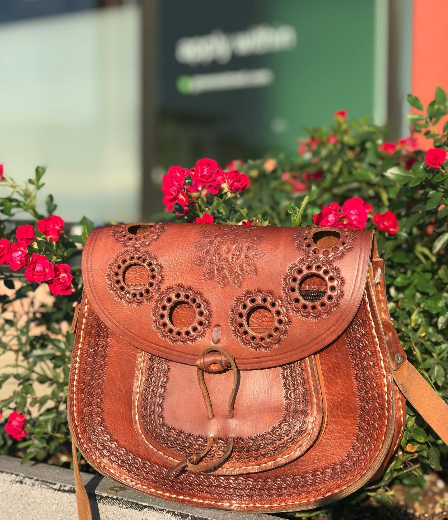 🧡🍁Beautifully detailed leather crossbody! So perfect for everyday! $58.95🍁🧡
&bull;
For inquiries, please call or email us!
☎️ 267-807-1295 
📧snyder@greenestreet.com 
&bull;
@shopgreenestreet 
@greenestreetsynder is not affiliated with the brands