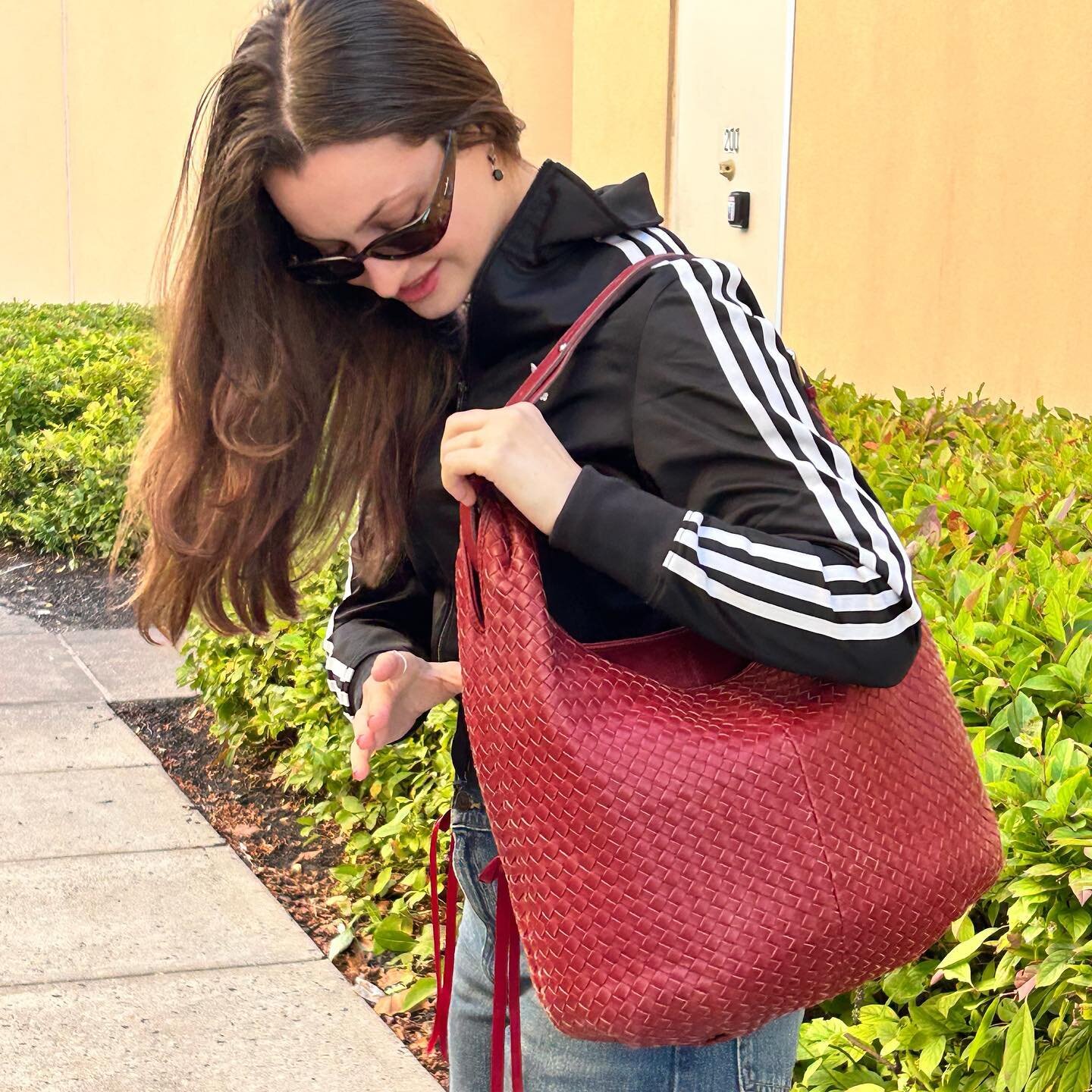 Recognize the weaving on this stunning red shoulder bag? &hearts;️

If so&hellip; comment the brand name below ⤵️⤵️⤵️

Priced at only $125.95! 

New arrivals every day during the week!! 

Business Inquiries: 
📞 (267) 468-7531
📧 englishvillage@green