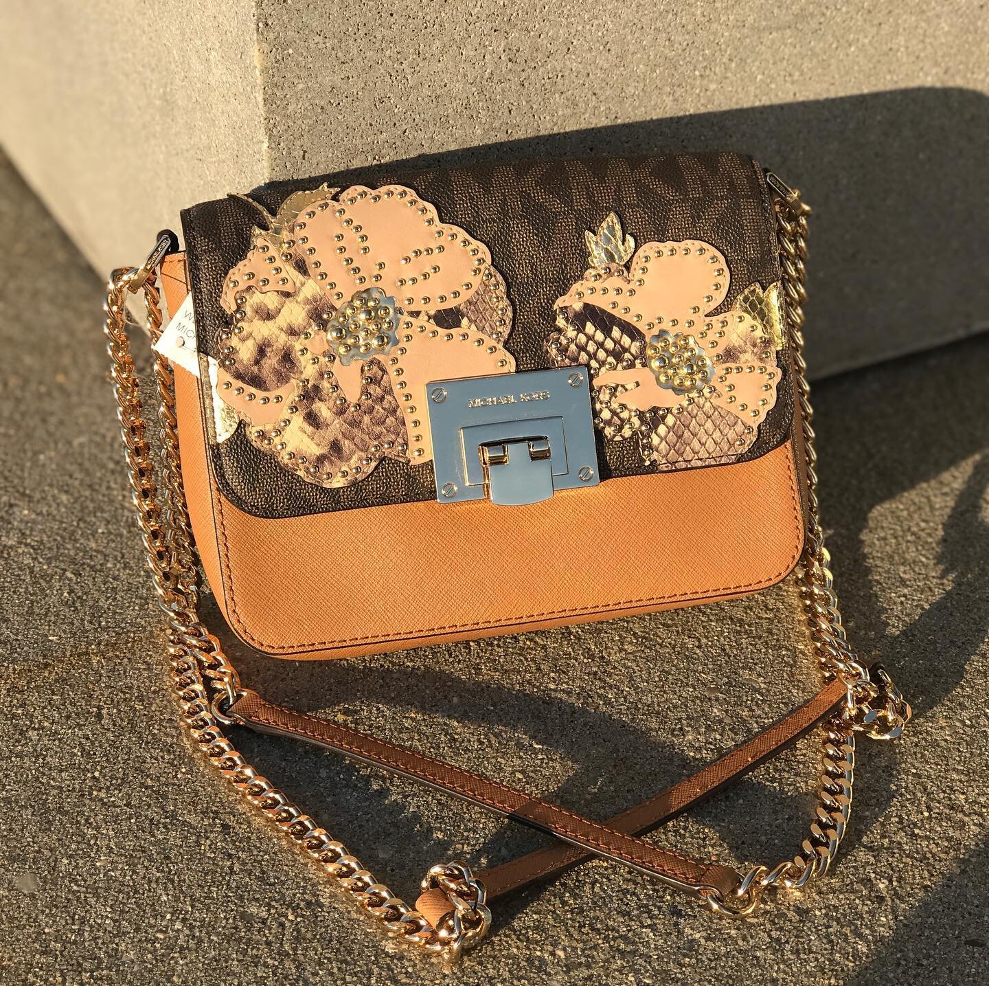 &hearts;️👜So cute the floral detailing on this bag with an adjustable strap to wear multiple ways!! $74.95👜&hearts;️
&bull;
For inquiries, please call or email us!
☎️ 267-807-1295 
📧snyder@greenestreet.com 
&bull;
@shopgreenestreet 
@greenestreets