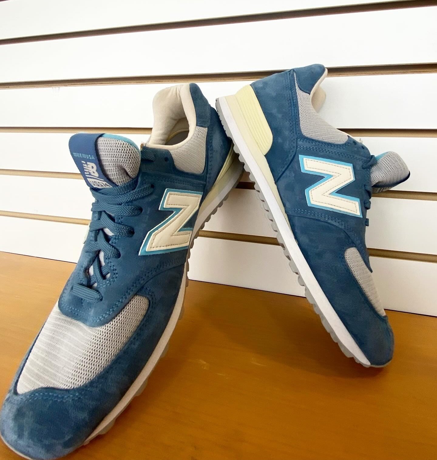New mens sneaker drop from @greenesteetsnyder👟👟👟

&bull; Blue New Balance 574 Size 12 $48.95
&bull; Camo New Balance 574 Size 11 $48.95
&bull; Red New Balance 574 Size 11 $48.95 
&bull; Black new balance 515 size 11 $48.95
&bull; Brown new balance