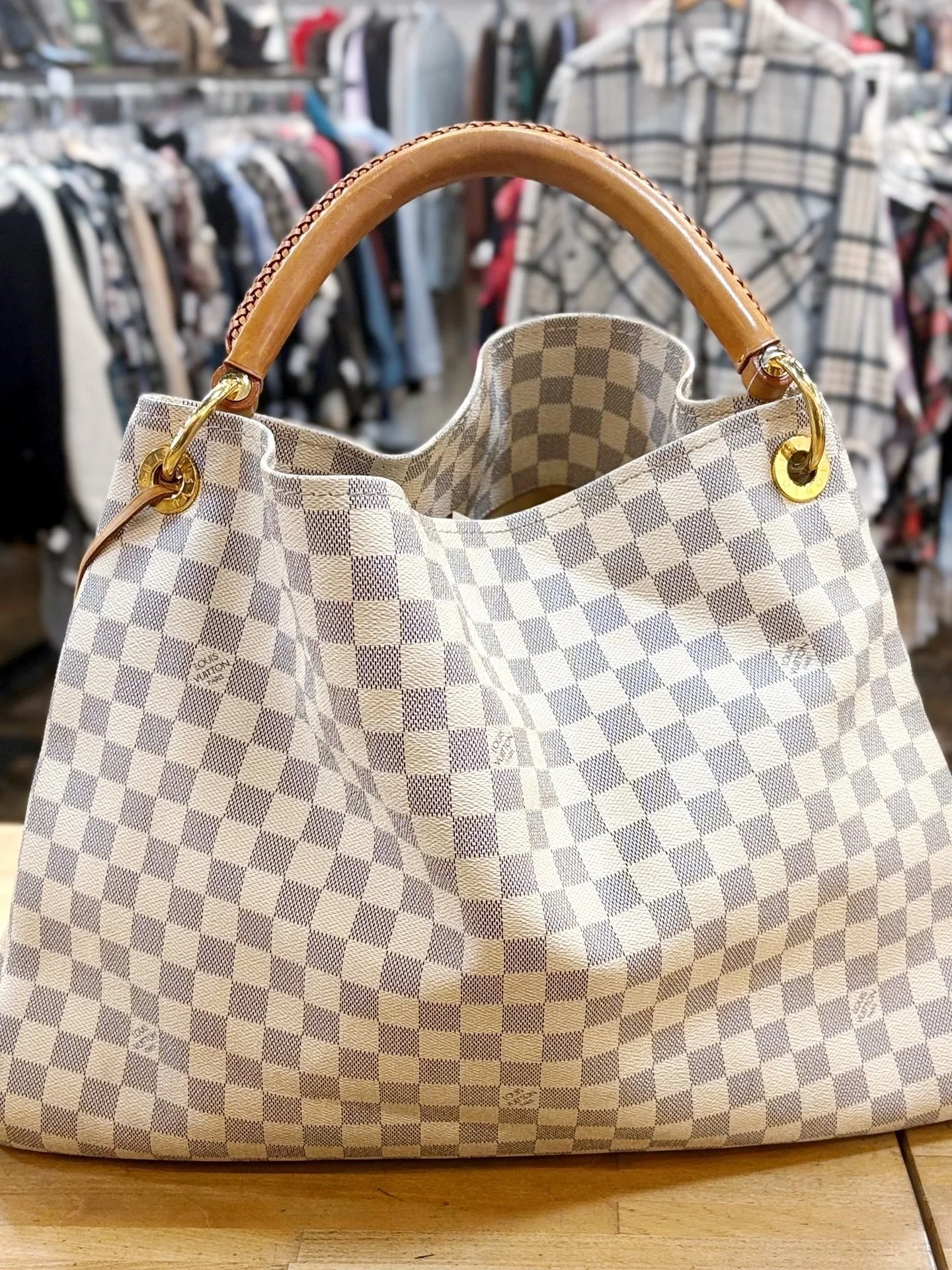 Scoop up this gorgeous LV find from @greenestreetgateway💫

$1,800.95
✅Authenticated via Entrupy 

Call or email us for inquiries!
📞484-367-7412
📧Gateway@greenestreet.com