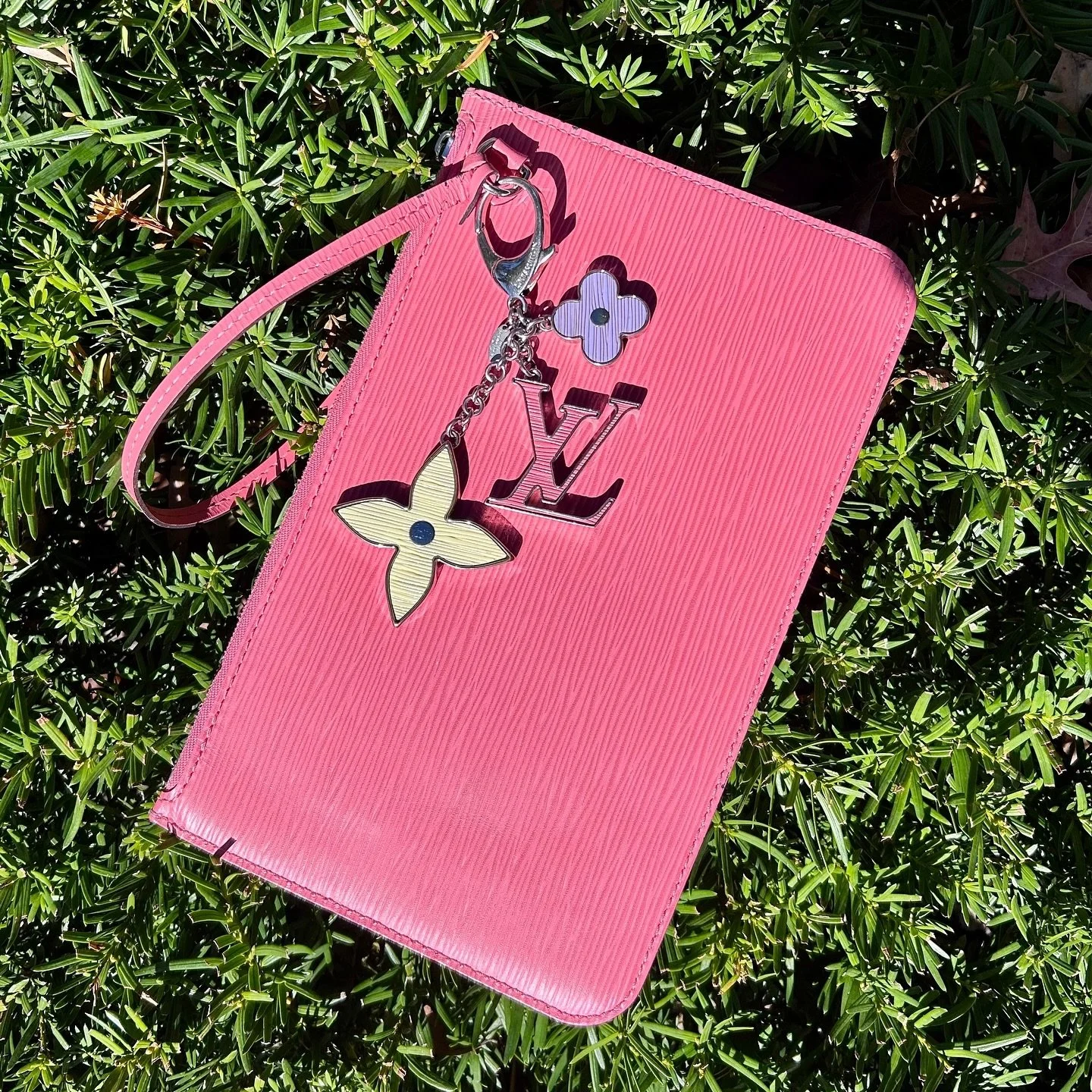 Scoop up this cute pink LV wristlet + bag charm! New in at @greenestreetprinceton

&bull;&nbsp;Epi leather wristlet $425.95
&bull; Keychain $325.95

Call or email us for inquiries!
📞609-924-1997
princeton@greenestreet.com