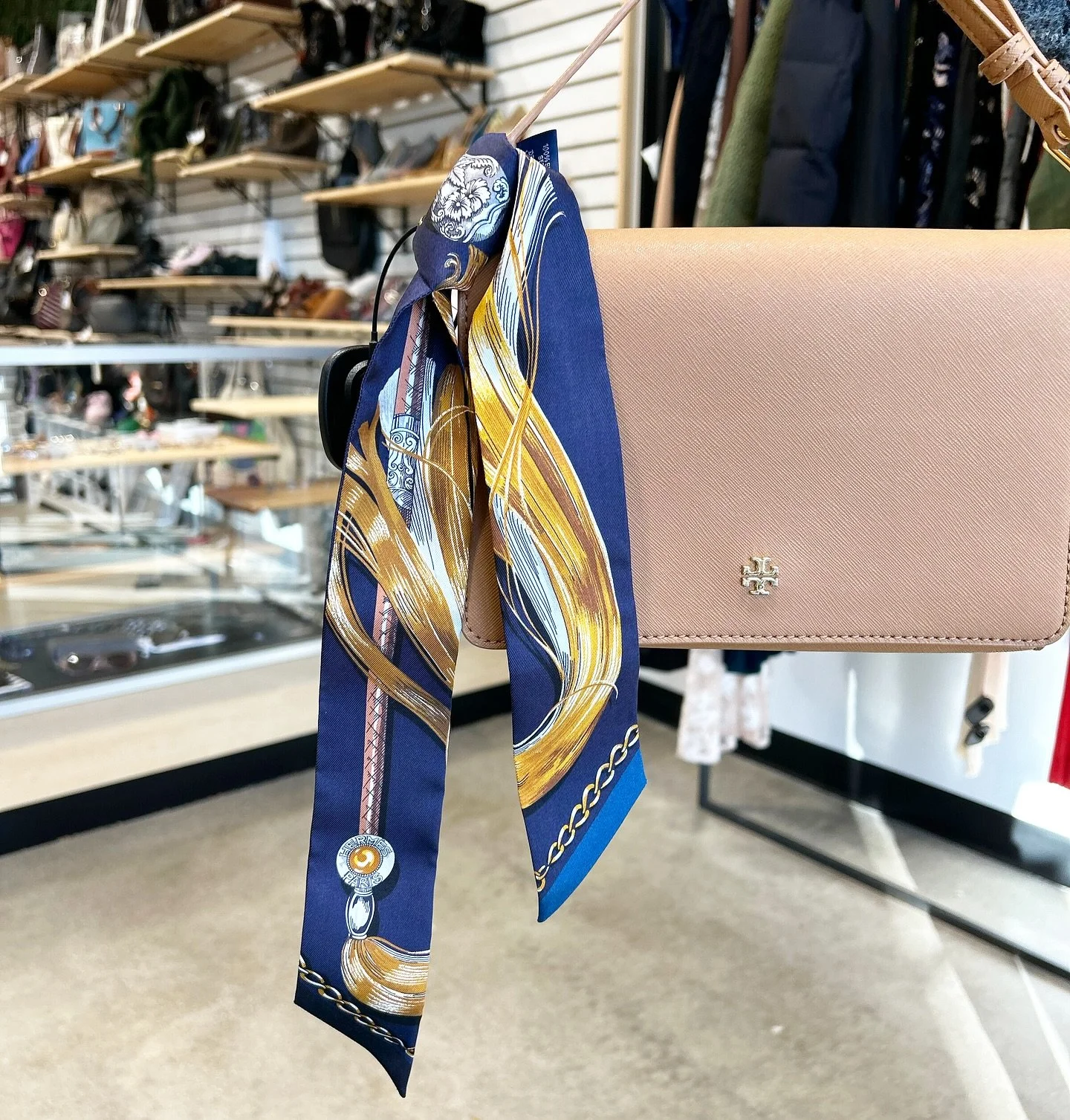 Another gorgeous new designer arrival! Scoop up this Hermes twilly from @greenestreetexton 

 
Call or email us for inquiries
📞610-466-5713
📧Fairfield@greenestreet.com