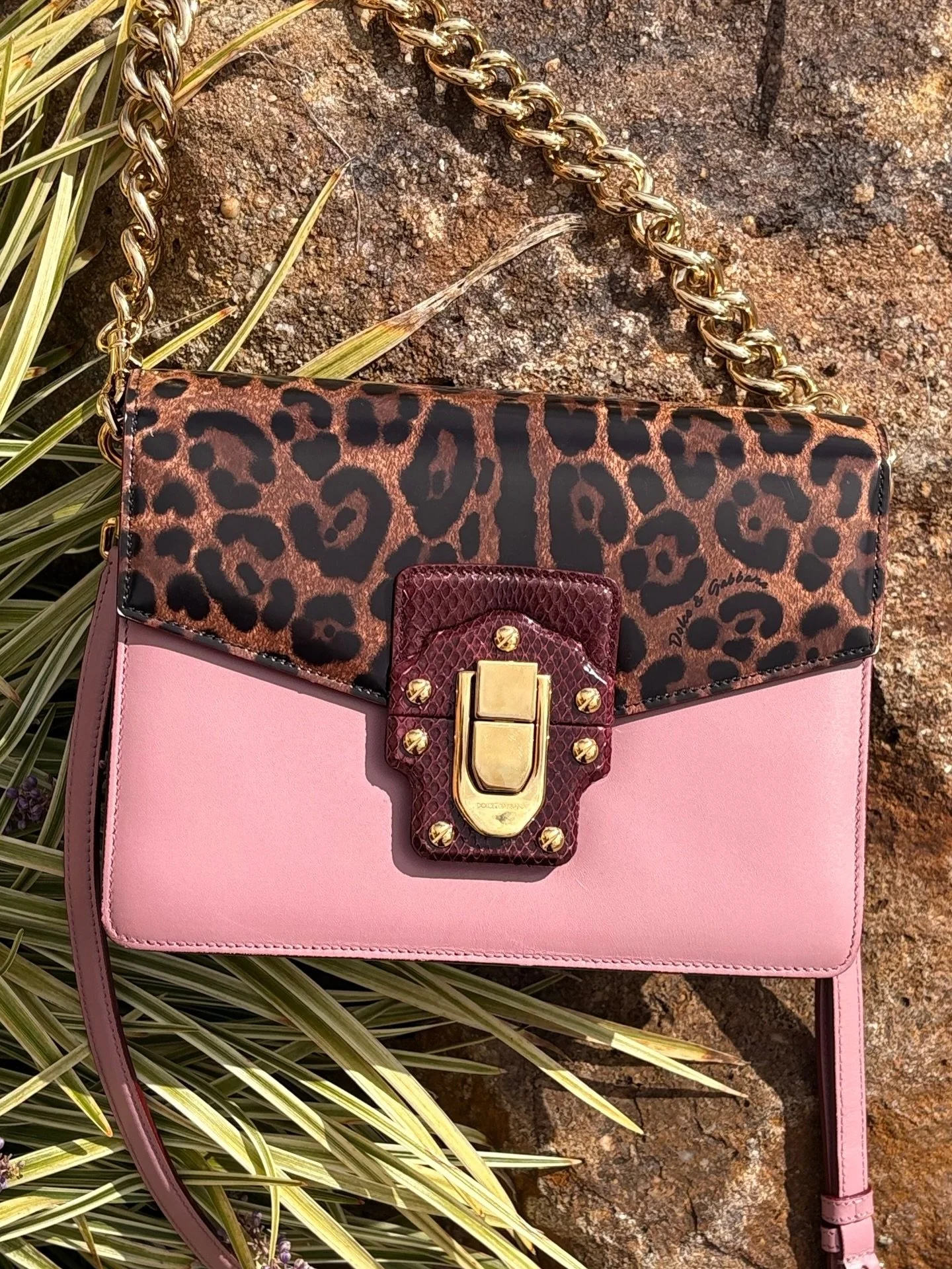 Pair this gorgeous D&amp;G bag with your look@ New in at @greenestreetgateway

$1,000.95
✅Authenticated via Entrupy

Call or email us for inquiries!
📞484-367-7412
📧gateway@greenestreet.com