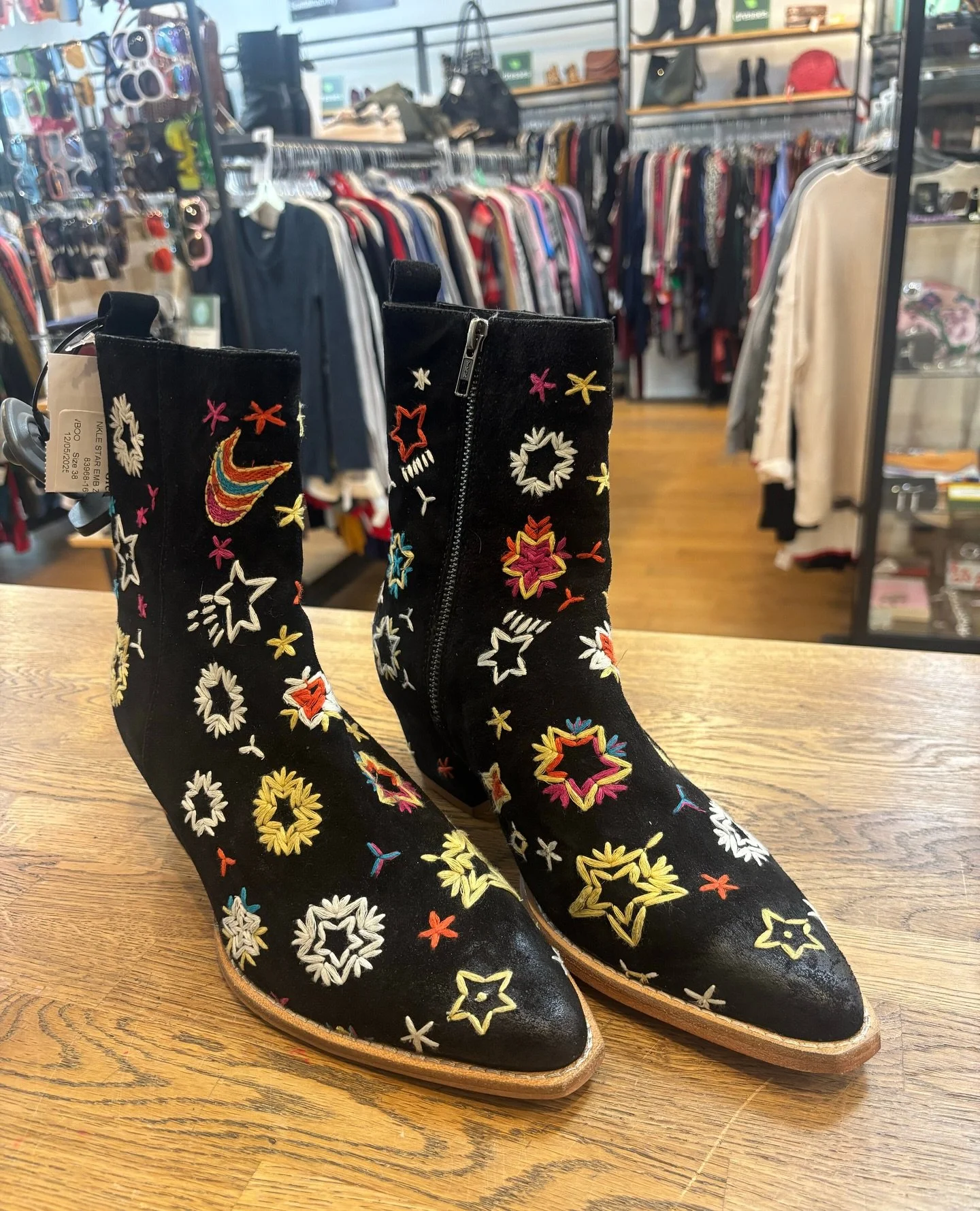 🌸Free People🌸 new in at @greenestreetchestnuthill
Size 38 $68.95
Call or email us for inquiries!
📞267-331-6725
📧chestnuthill@greenestreet.com