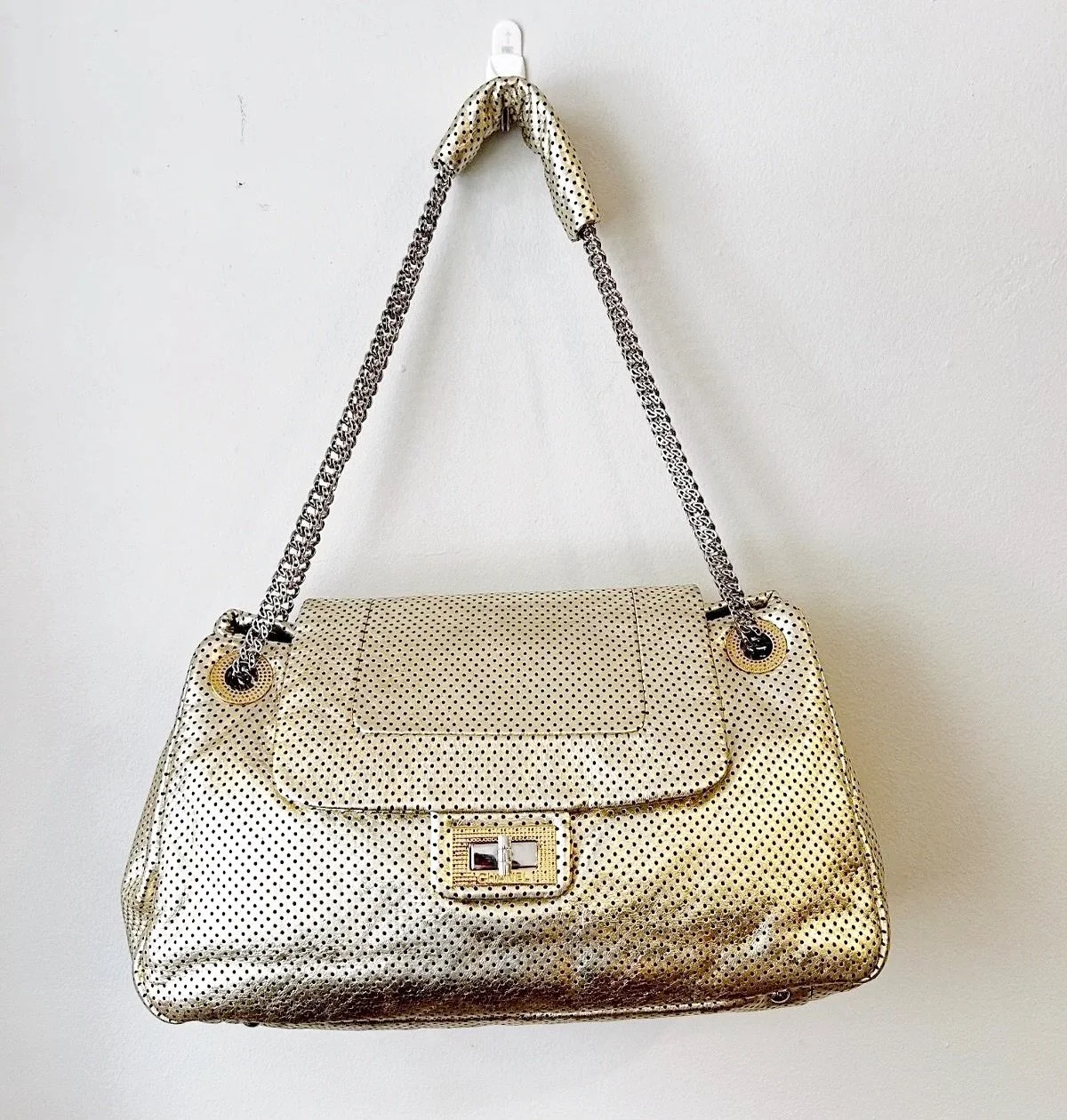This stunning gold Chanel Perforated Drill Accordion Flap Bag is available at @greenestreetlambertvillenj✨
$1,600.95
✅Authenticated via Entrupy
Call or email us for inquiries!
📞609-460-4523
📧lambertville@greenestreet.com