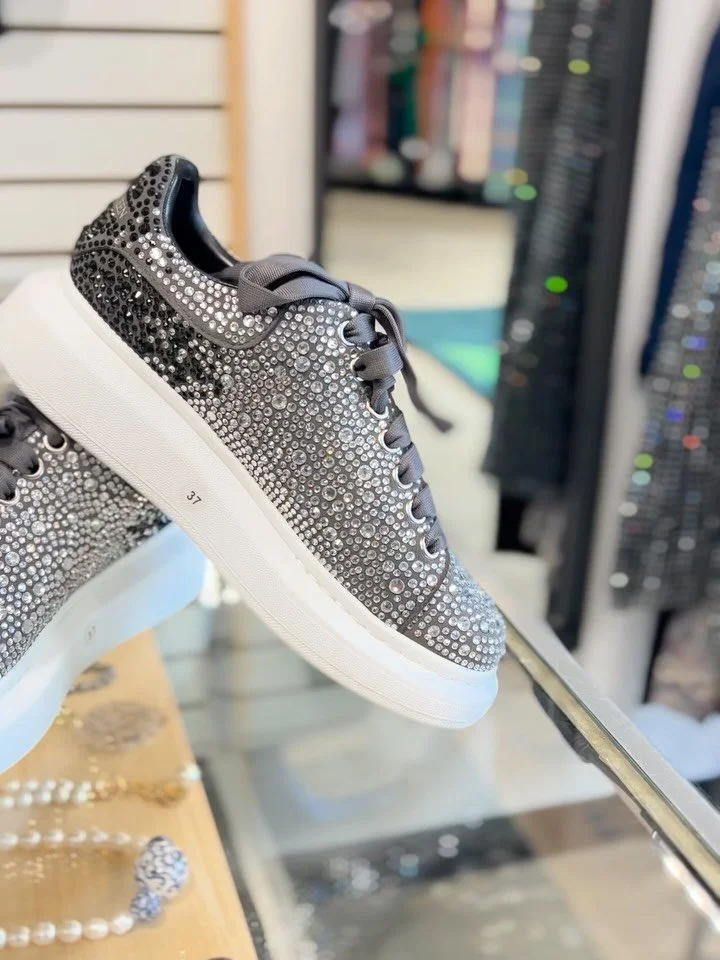Sparkle in these gorgeous Alexander McQueen sneakers, new in at @greenestreetexton🌟👟
Size 37 $200.95
Call or email us for inquiries!
📞610-466-5713
📧fairfield@greenestreet.com