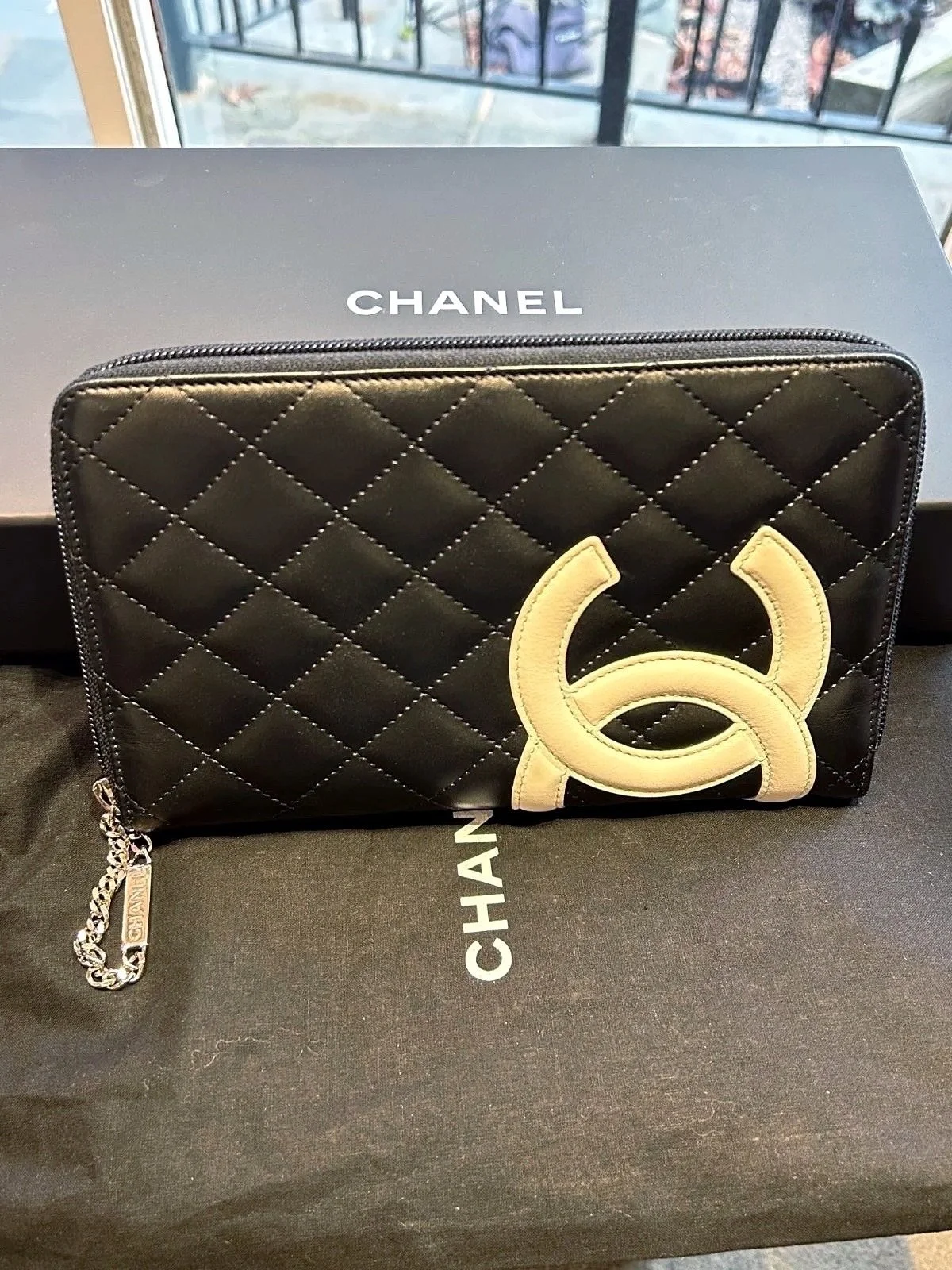 Another gorgeous new designer wallet from @greenestreetlambertvillenj
$900.95 
✅Authenticated via Entrupy
Call or email us for inquiries!
📞609-460-4523
lambertville@greenestreet.com