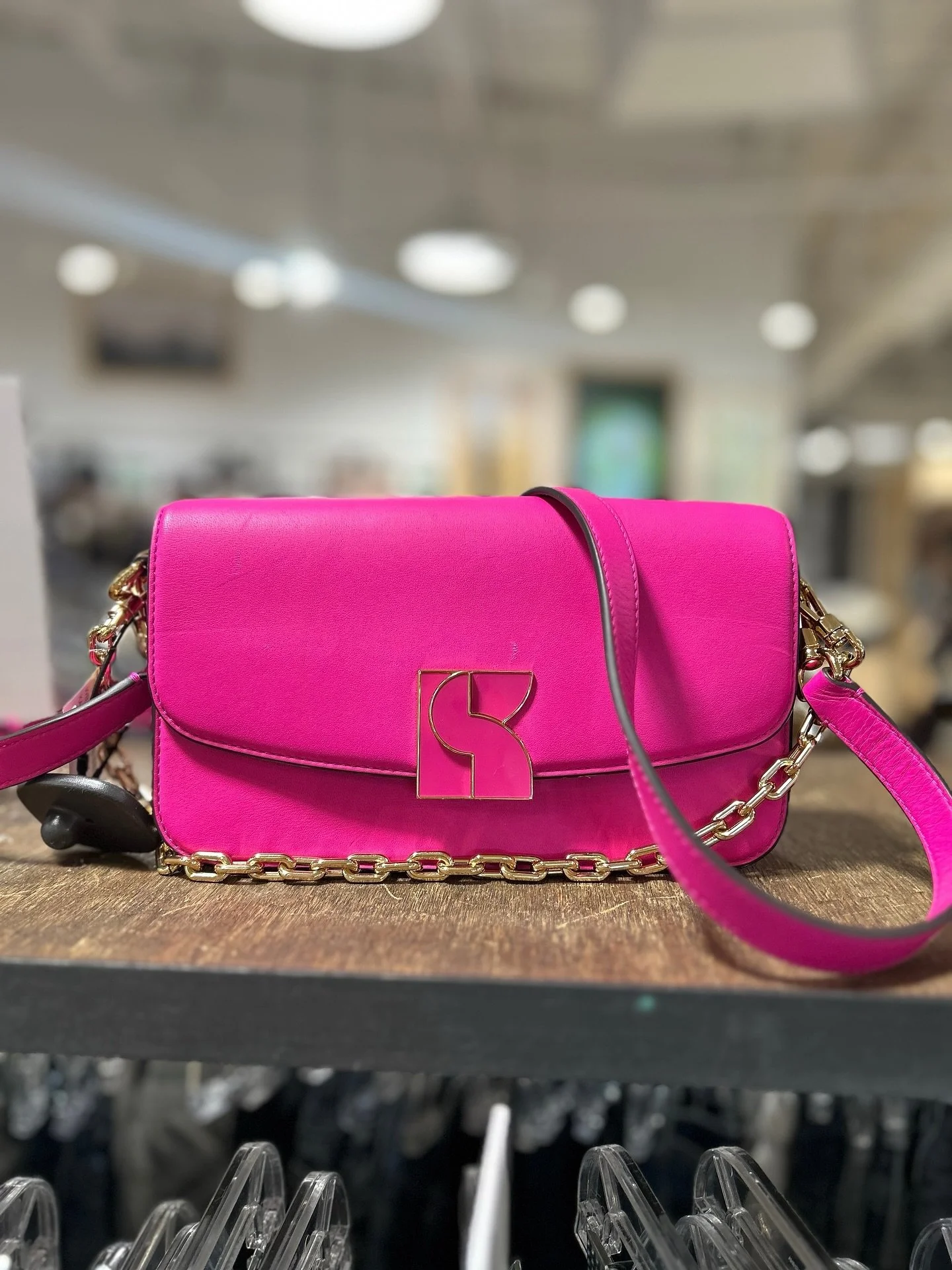 Add a pop of color to your look with this gorgeous Kate Spade bag! Available in store now!💖
$68.95
Call or email us for inquiries!
📞610-466-5713
📧fairfield@greenestreet.com