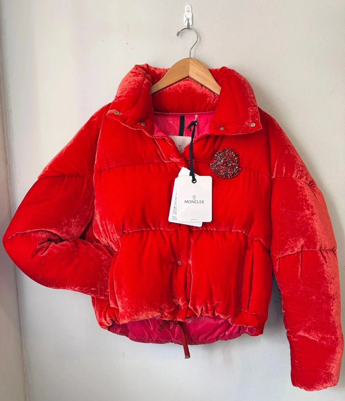 Add this gorgeous Moncler velvet puffer coat to your outfit!❣️❣️ New in at @greenestreetlambertvillenj
Size S $800.95
Call or email us for inquiries!
📞609-460-4523
📧lambertville@greenestreet.com