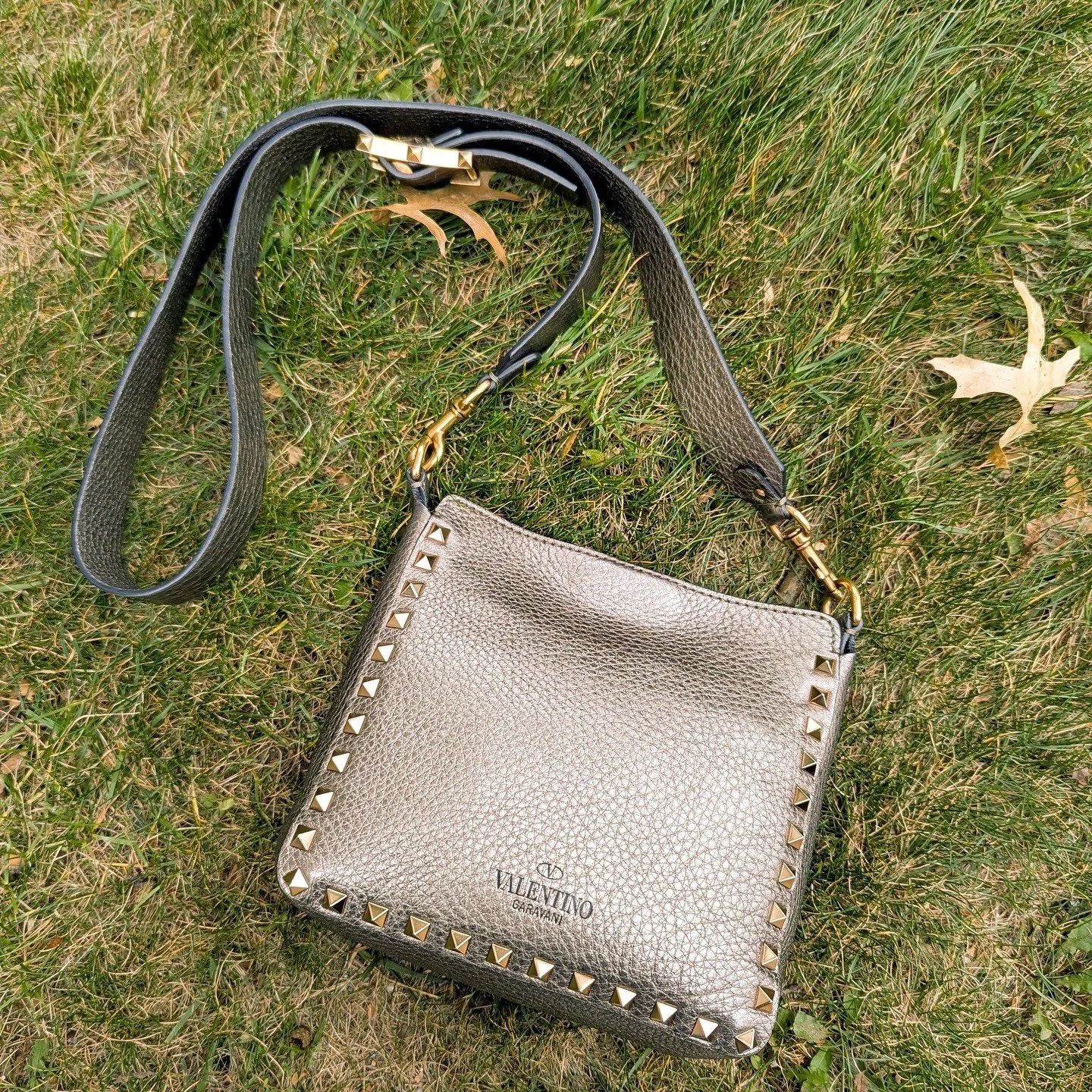 Add this Valentino mini rock stud bag to your look!🤍 Available at @greenestreetprinceton

$750.95
✅Authenticated via Entrupy

Call or email us for inquiries!
📞609-924-1997
📧princeton@greenestreet.com