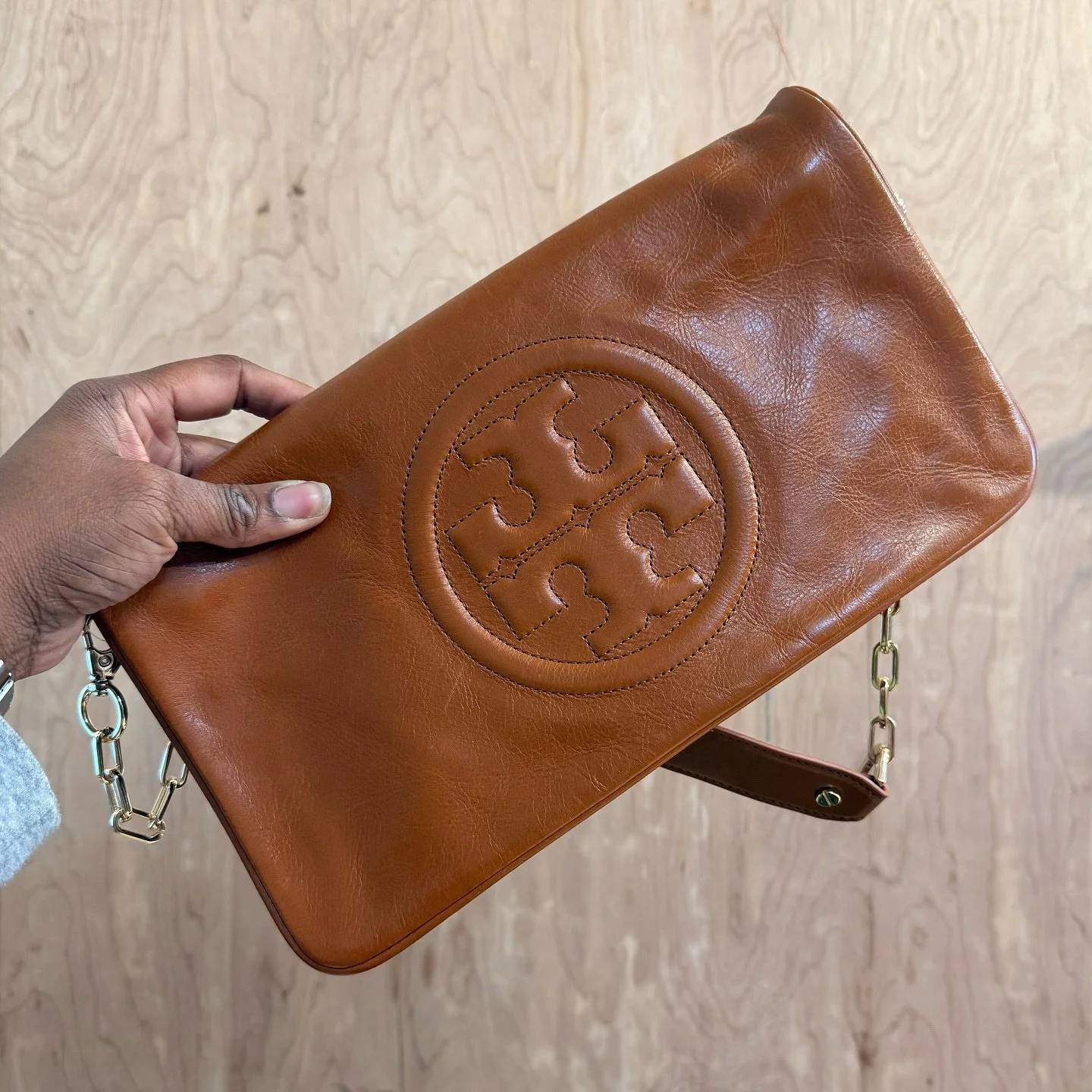 A cute little Tory Burch bag to add to your look! Available at @greenestreetchestnuthill ✨

$130.95

Call or email us for inquiries!
📞267-331-6725
📧Chestnuthill@greenestreet.com