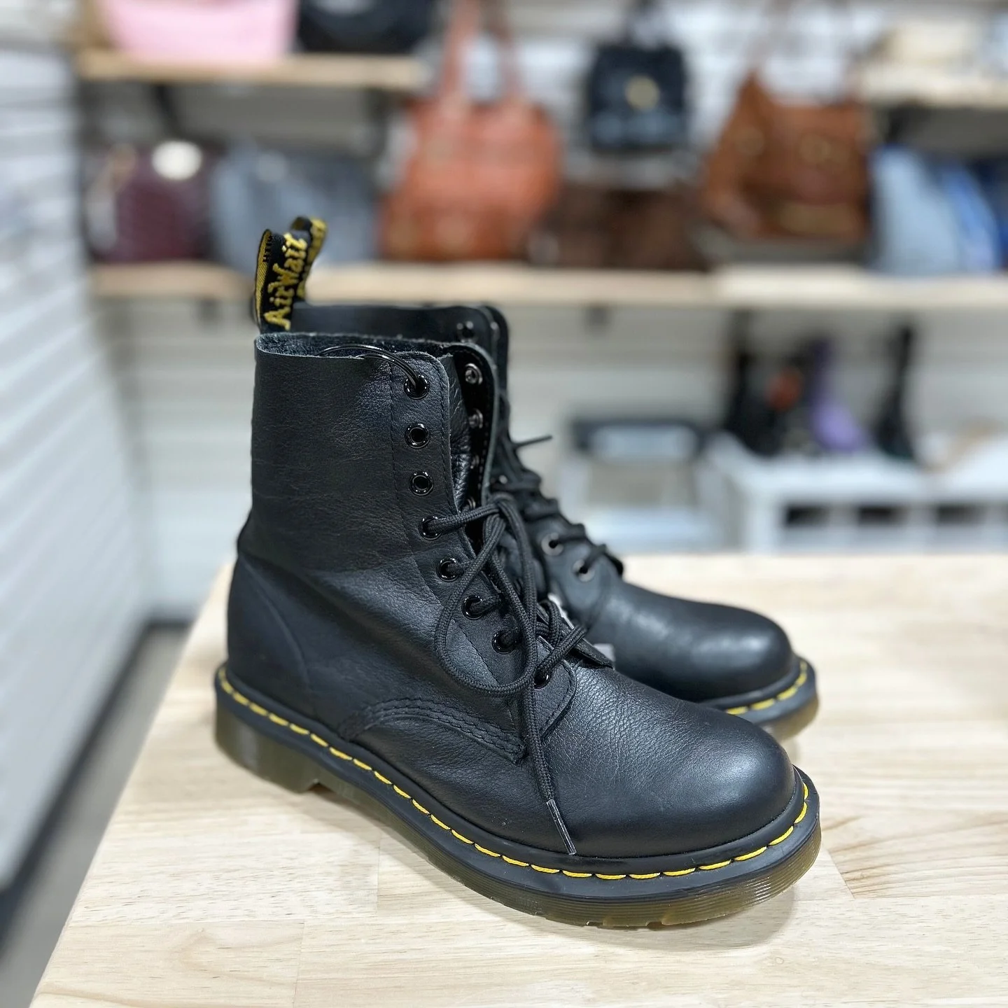 We Love Dr. Marten boots because you can wear them all year round!🍂
Available at @greenestreetexton✨

Size 8 $60.95

Call or email us for inquiries!
📞610-466-5713
📧fairfield@greenestreet.com