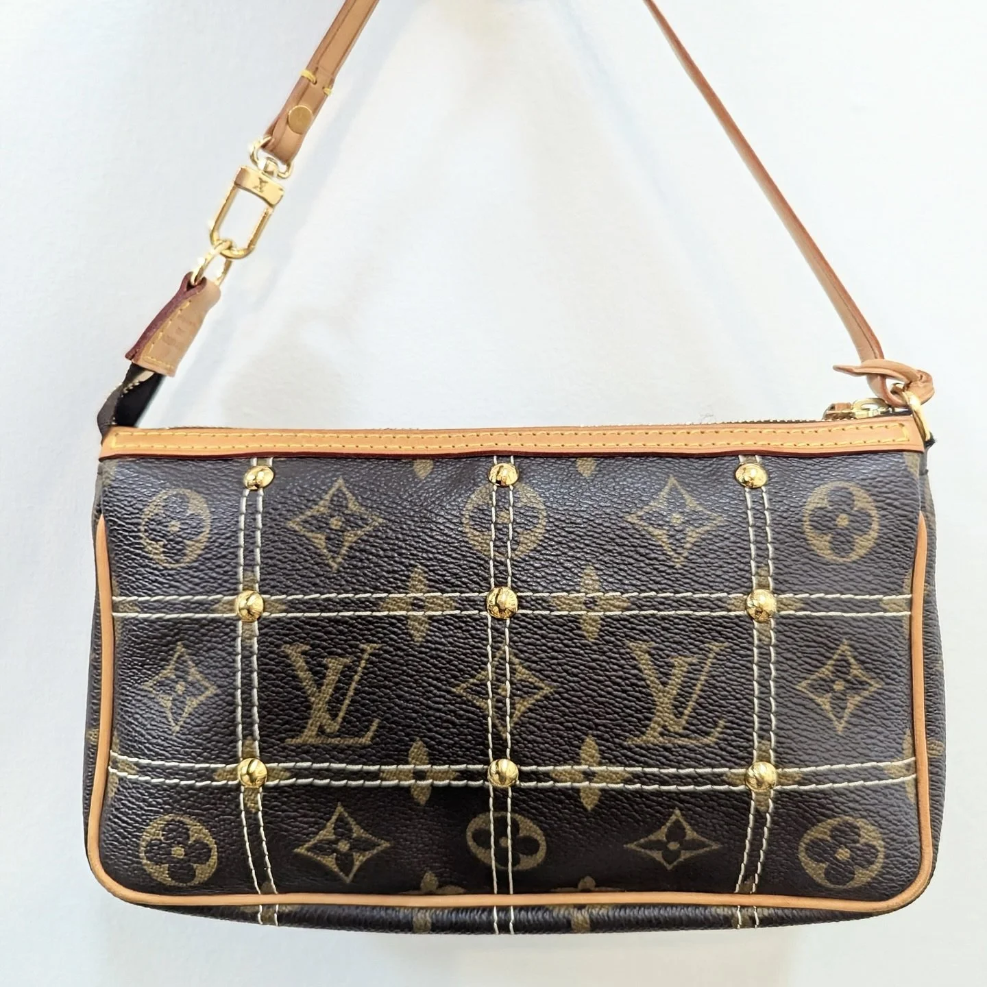 New in at @greenestreetprinceton💫 

Louis Vuitton Limited Edition Riveting pochette 

$875.95
✅Authenticated via Entrupy

Call or email us for inquiries!
📞609-924-1997
📧princeton@greenestreet.com