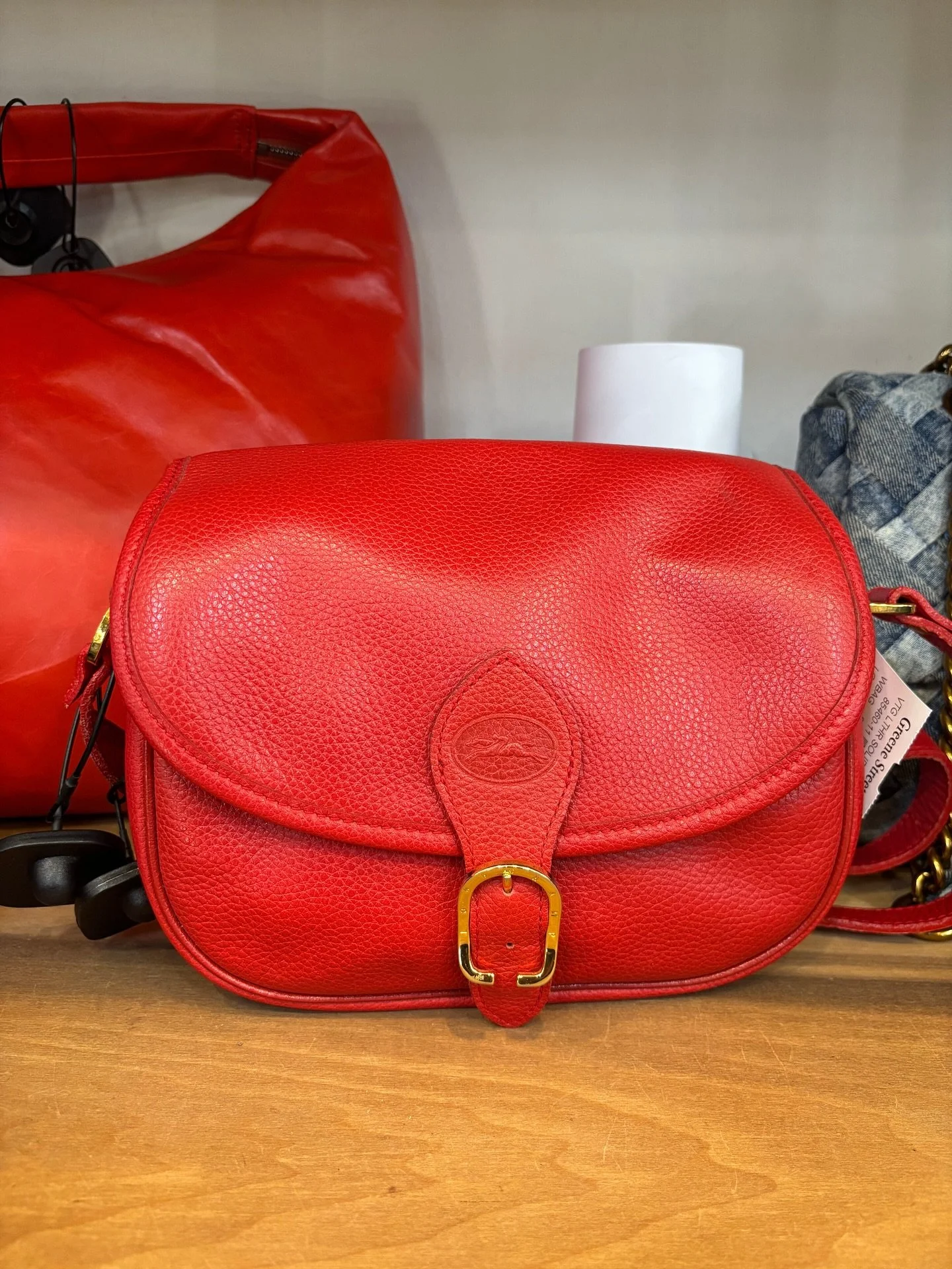 Add this little red Longhamp bag to your look!🍒

$125.95

Call or email us for inquiries!
📞267-331-6725
📧chestnuthill@greenestreet.com