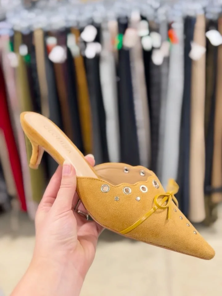 The cutest shoe to pair with your look for Thanksgiving!🍂 Available at @greenestreetexton

Size 9.5 $18.95

Call or email us for inquiries!
📞610-466-5713
📧fairfield@greenestreet.com