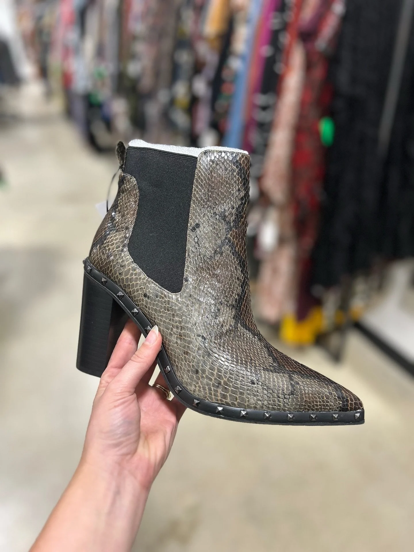 A cute pair of boots for Fall!🍂 Available at @greenestreetexton

Size 10 $30.95

Call or email us for inquiries!
📞610-466-5713
📧Fairfield@greenestreet.com