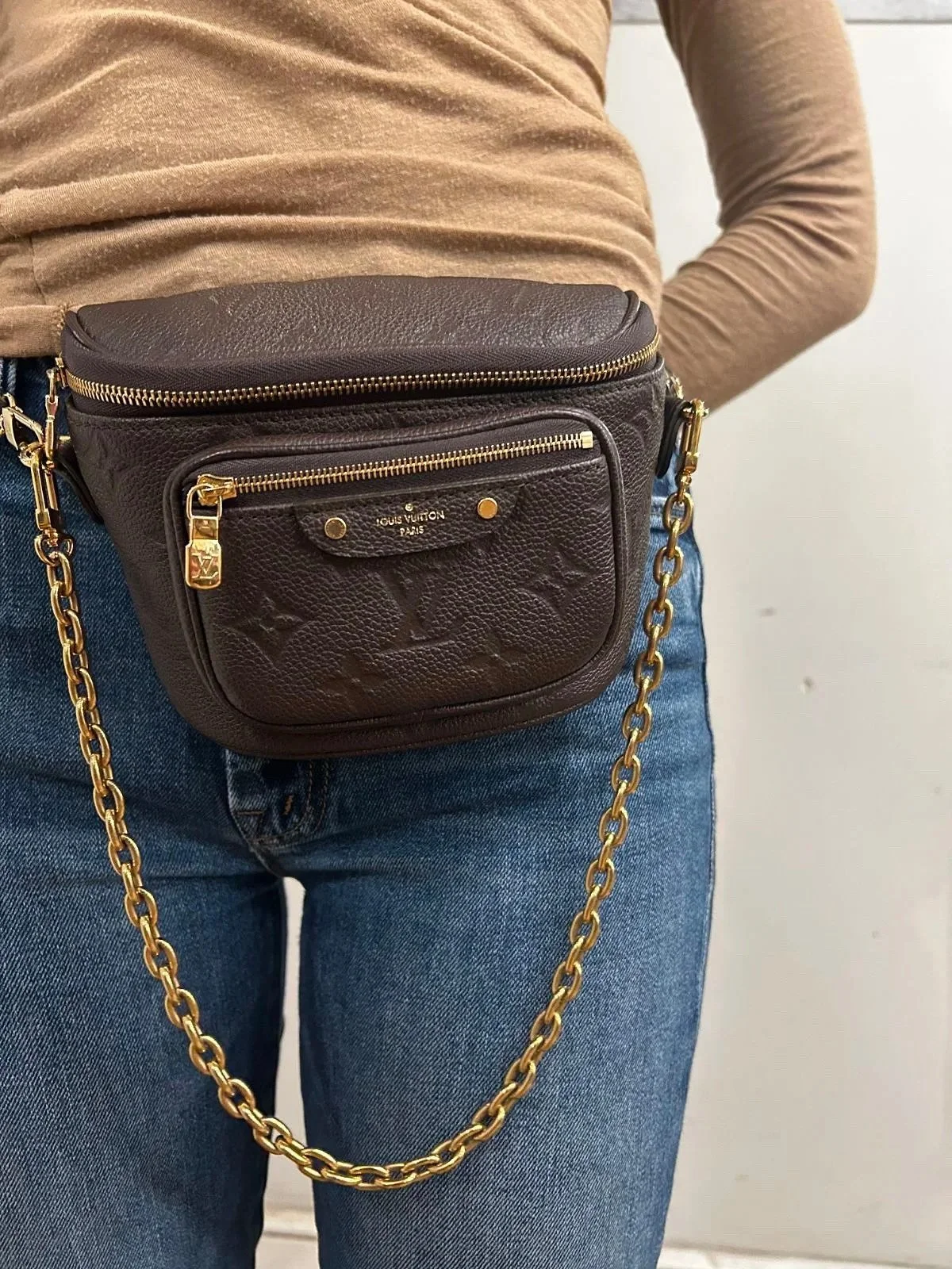 Our current obsession = this gorgeous LV chocolate brown bum bag!😍 New in at @greenestreetlambertvillenj

$1,890.95
✅Authenticated via Entrupy

Call or email us for inquiries!
📞609-460-4523
📧lambertville@greenestreet.com