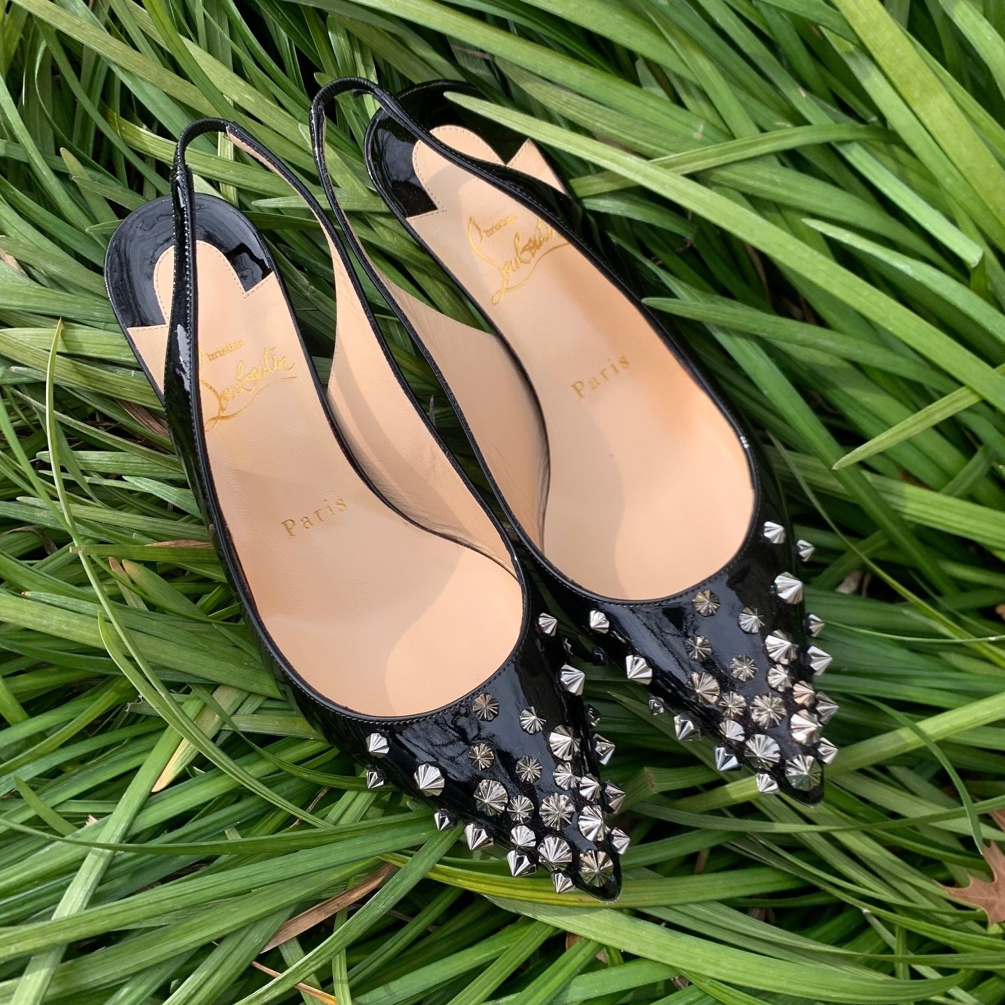 Add these gorgeous studded boots to your look!✨🖤 Available at @greenestreetprinceton 

Size 36 $325.95

Call or email us for inquiries!
📞609-924-1997
📧princeton@greenestreet.com