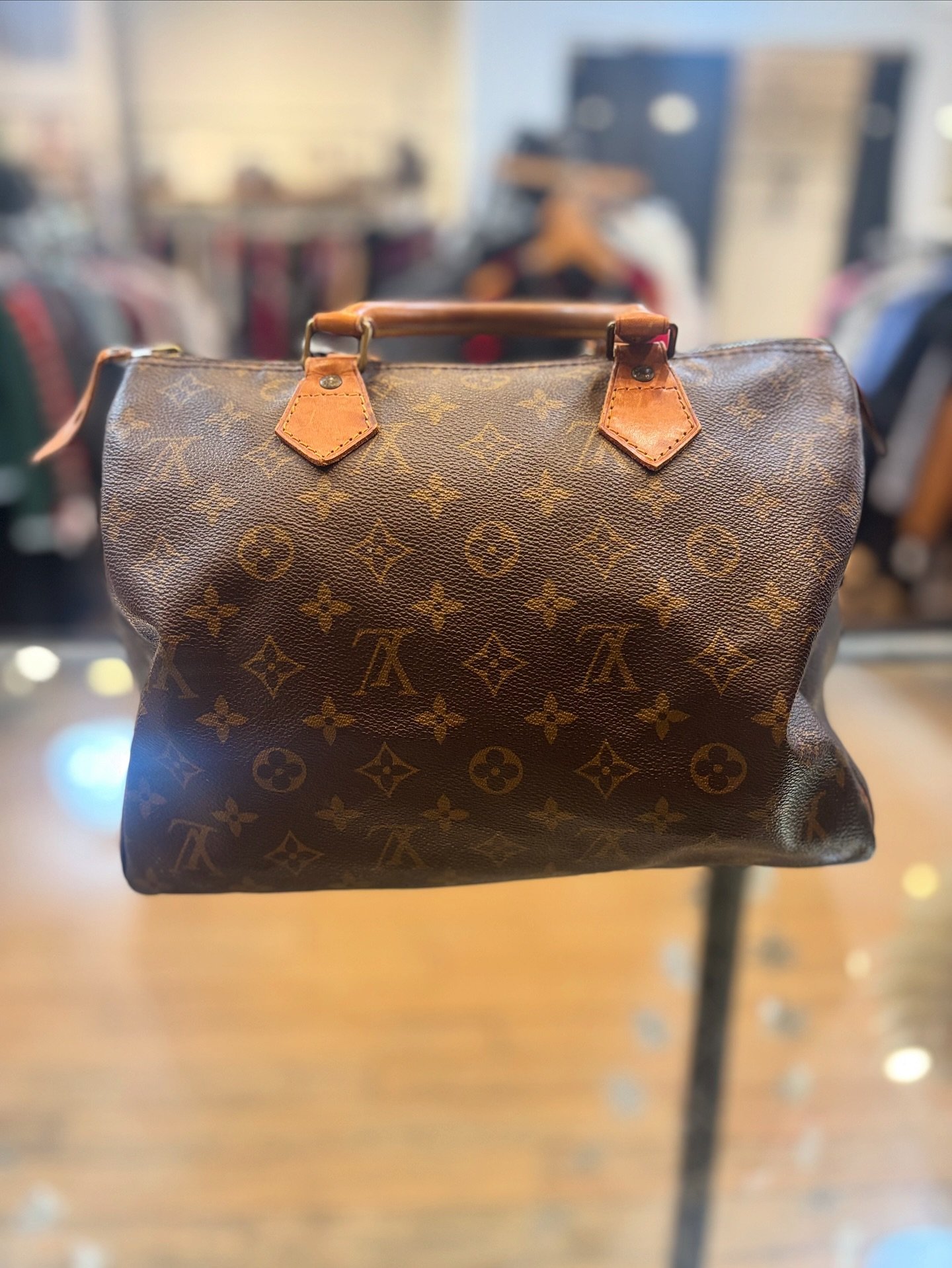 Treat yourself to this gorgeous LV speedy!! New in at @greenestreetchestnuthill

$745.95
✅Authenticated via Entrupy

Call or email us for inquiries!
📞267-331-6725
📧chestnuthill@greenestreet.com