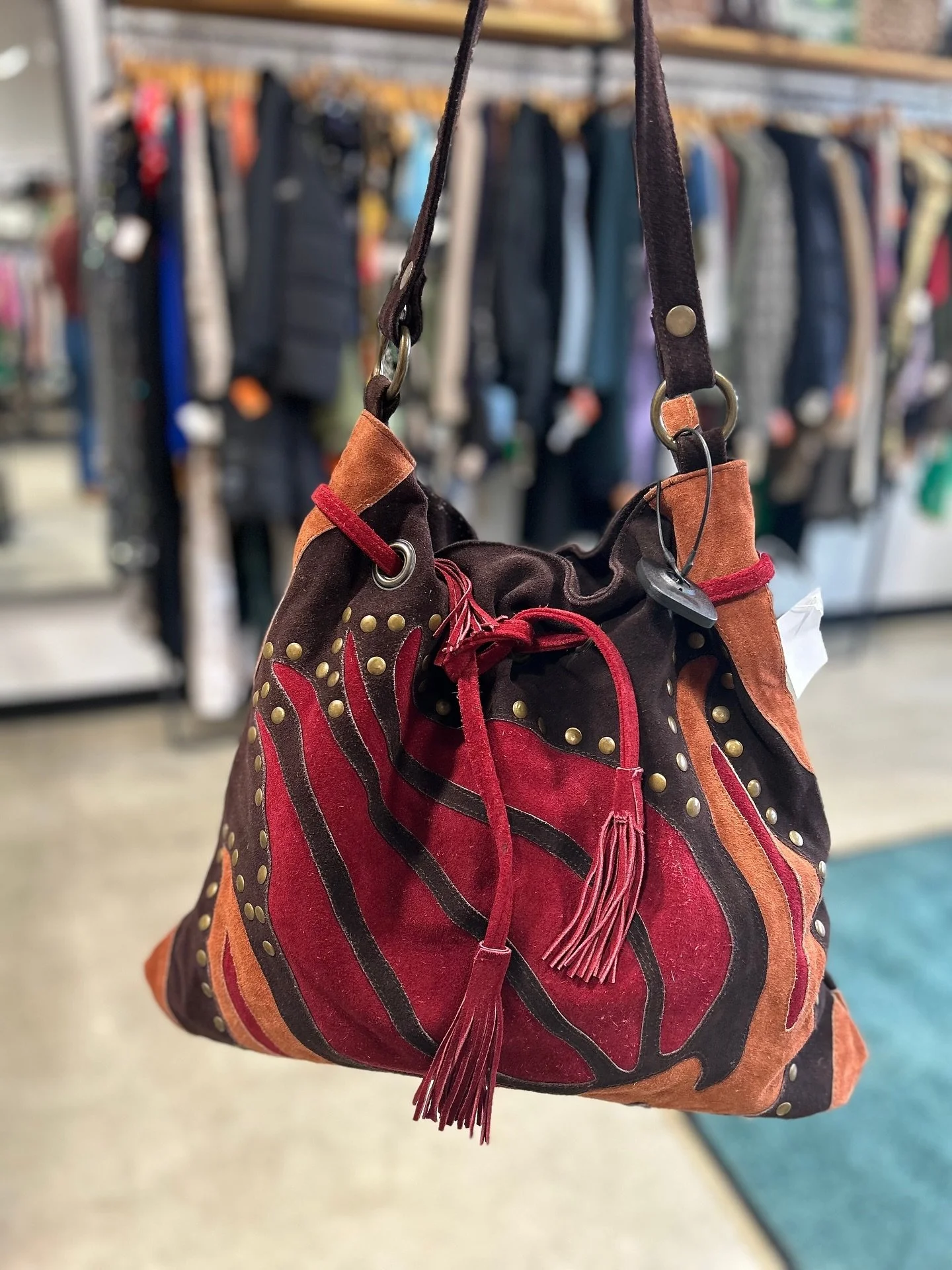 We&rsquo;re loving this gorgeous suede bag! New in-store at @greenestreetexton✨

Roberta Freymann $36.95

Call or email us for inquiries!
📞610-466-7513
📧fairfield@greenestreet.com