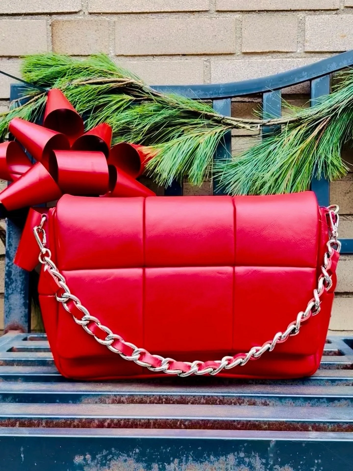 Add a pop of color to your holiday look with this NWTs red bag available at @greenestreetsouthstreet✨

$68.95

Call or email us for inquiries!
📞215-733-9261
📧southstreet@greenestreet.com