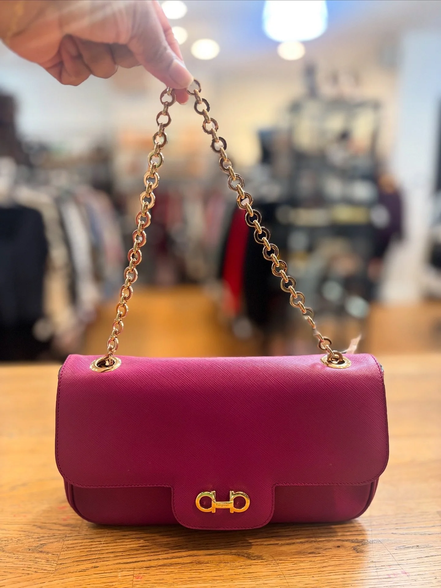 Scoop up this burgundy designer beauty from @greenestreetchestnuthill💖👜

$275.95

Call or email us for inquiries!
📞267-331-6725
📧chestnuthill@greenestreet.com