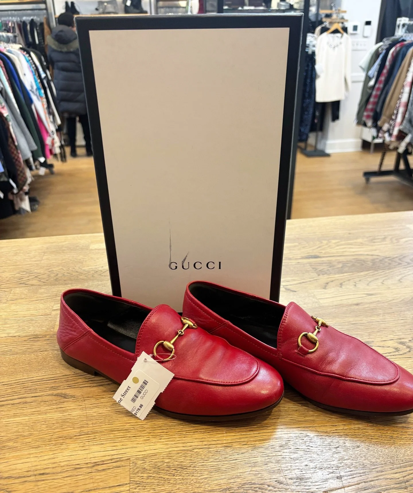 Add a pop of color to your look with these Gucci loafers! New in at @greenestreetchestnuthill

Size 37 $175.95

Call or email us for inquiries!
📞267-331-6725
chestnuthill@greenestreet.com