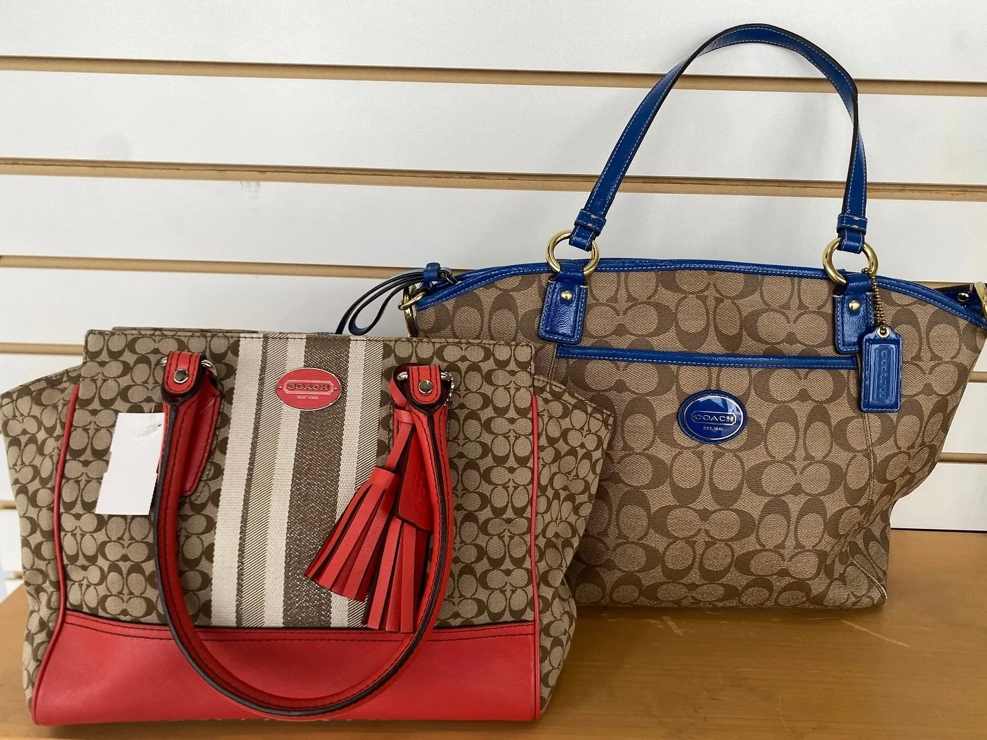 New Coach finds from @greenestreetsnyder✨

Red Coach bag $68.95
Blue coach bag $78.95

Call or email us for inquiries!
📞267-807-1295
📧snyder@greenestreet.com