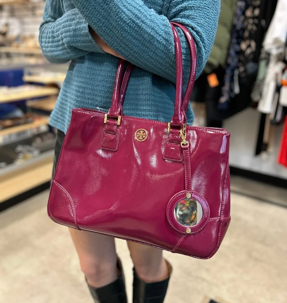 We love a burgundy bag! 👜 Scoop up this Tory Burch bag from @greenestreetexton

$125.95

Call or email us for inquiries!
📞610-466-5713
📧fairfield@greenestreet.com
