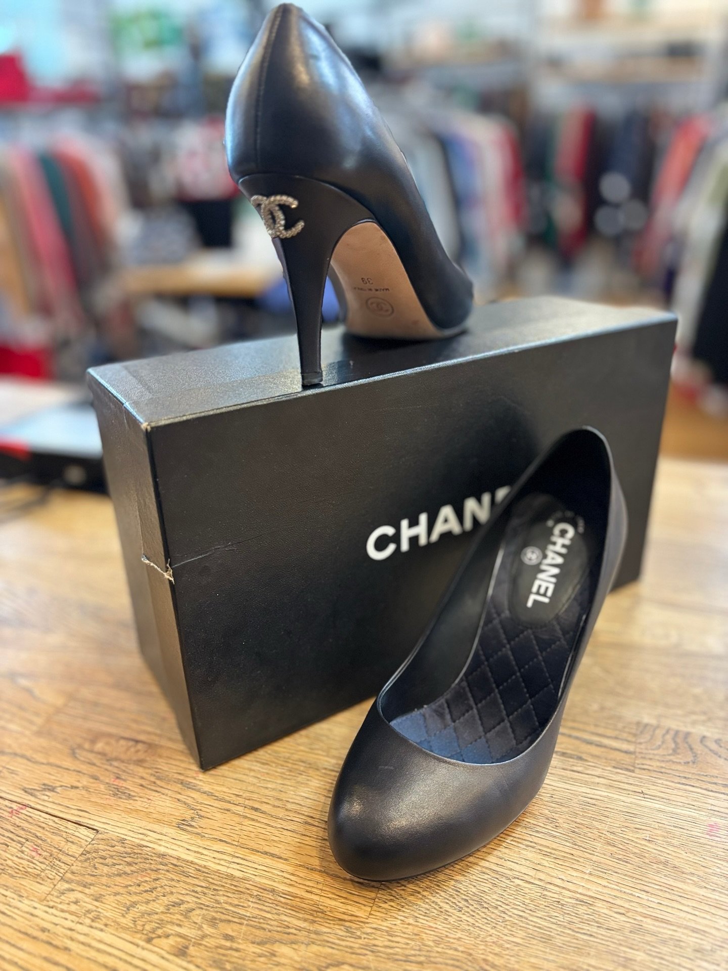 Step into these gorgeous Chanel heels!👠😍 New in at @greenestreetchestnuthill

Size 39 $450.95

Call or email us for inquiries!
📞267-331-6725
📧chestnuthill@greenestreet.com