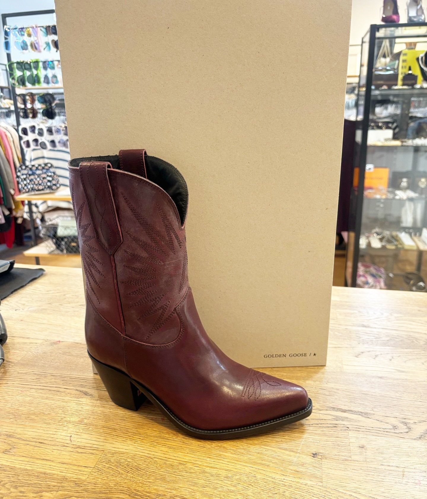 Step into these designer boots!👢✨ New in at @greenestreetchestnuthill

Golden Goose
Size 38 $450.95

Call or email us for inquiries!
📞267-331-6725
📧chestnuthill@greenestreet.com