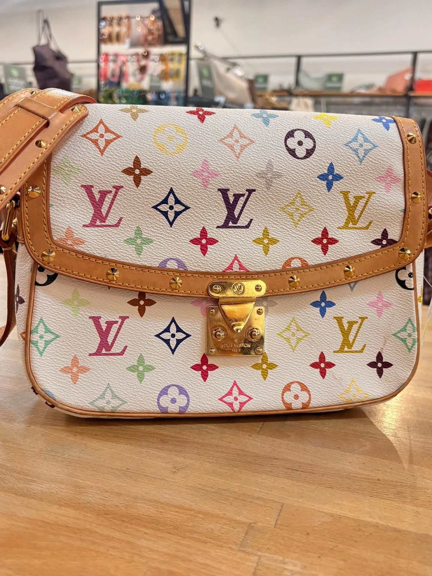 ⚡️Louis Vuitton⚡️Just in at @greenestreetgateway!✨

$1,600.95
✅Authentication via Entrupy 

Call or email us for inquiries!
📞484-367-7412
📧Gateway@greenestreet.com